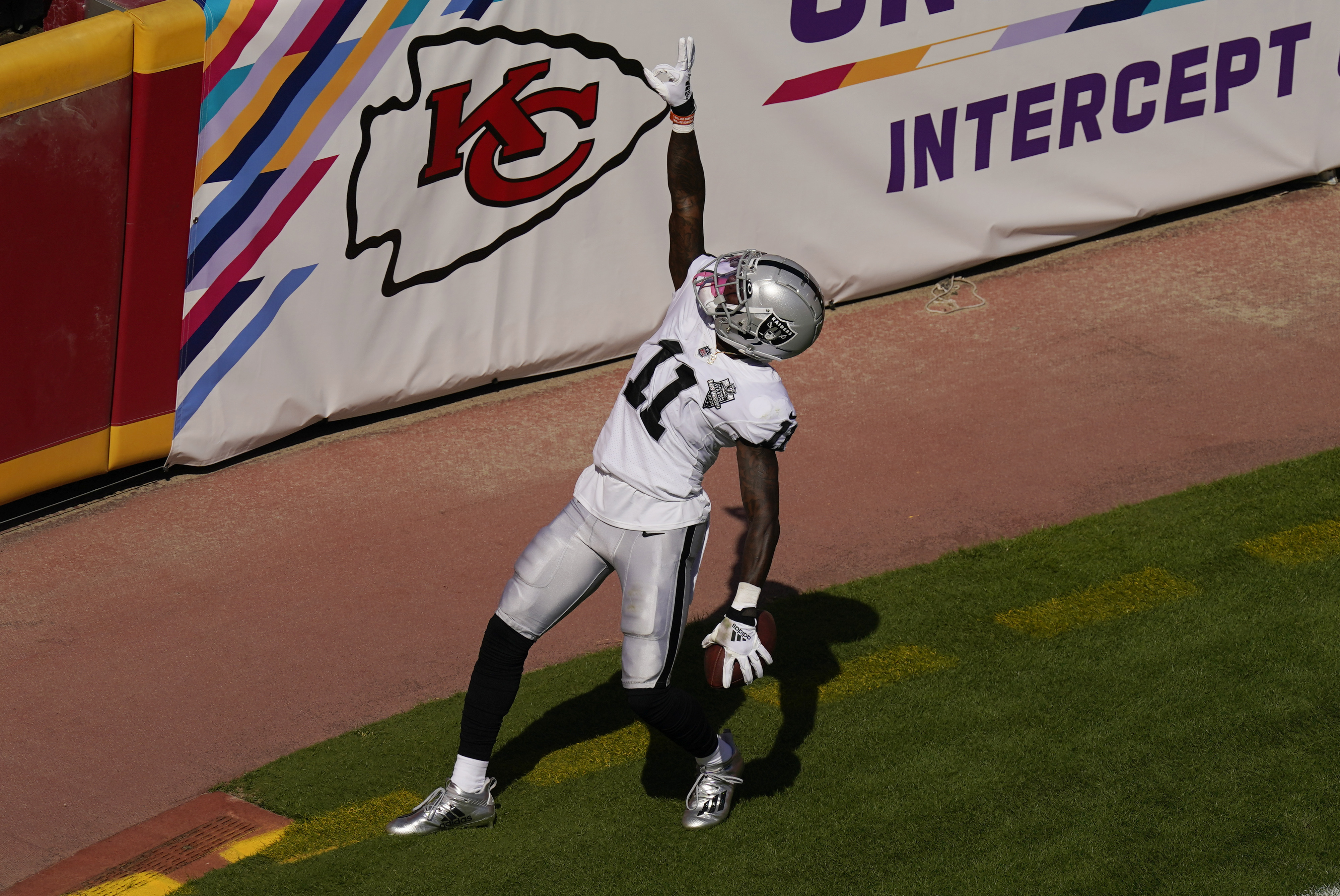 Carr helps Raiders snap Chiefs' 13-game win streak, 40-32