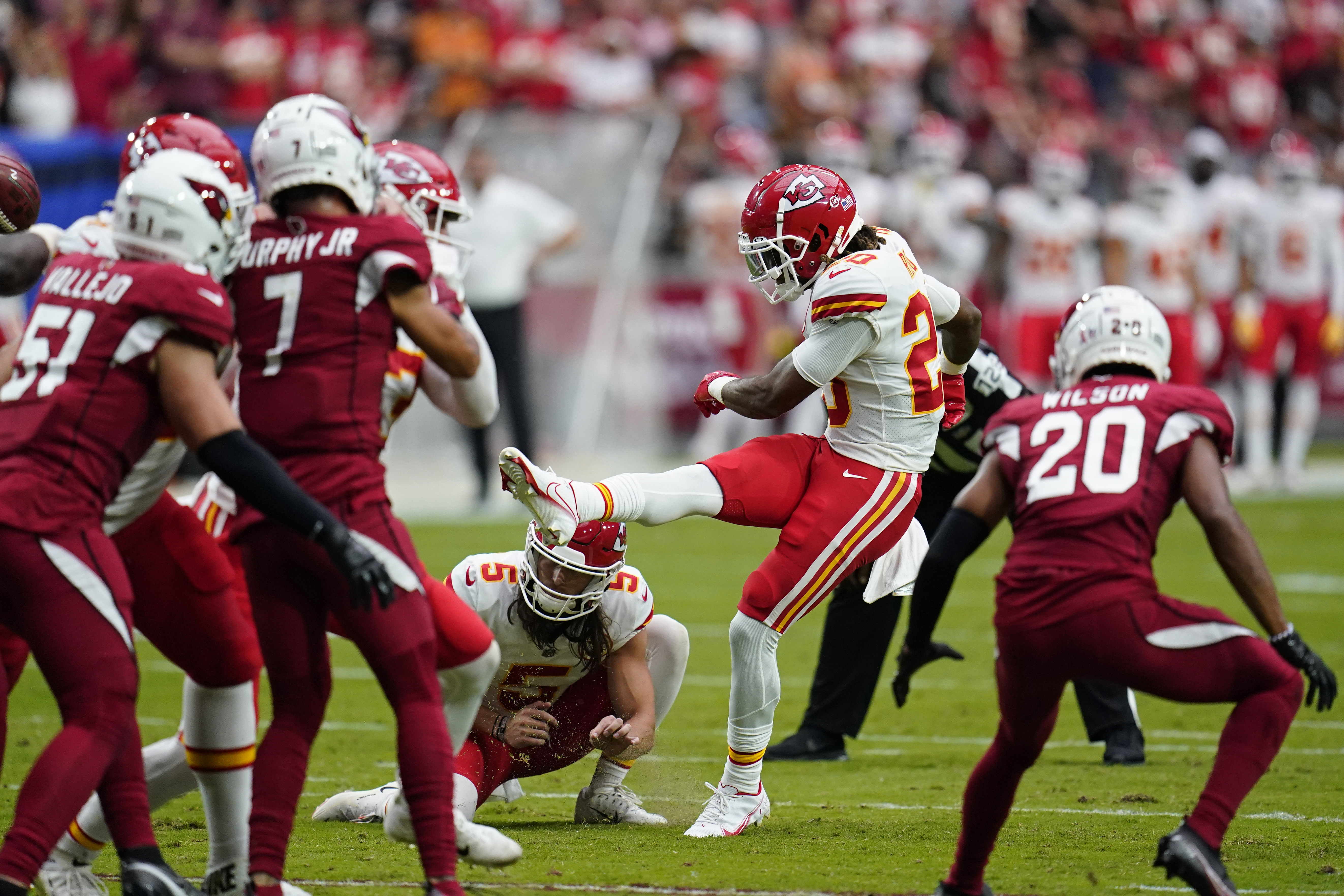 Chiefs' offense explodes, taking down Cardinals 44-21 in season opener