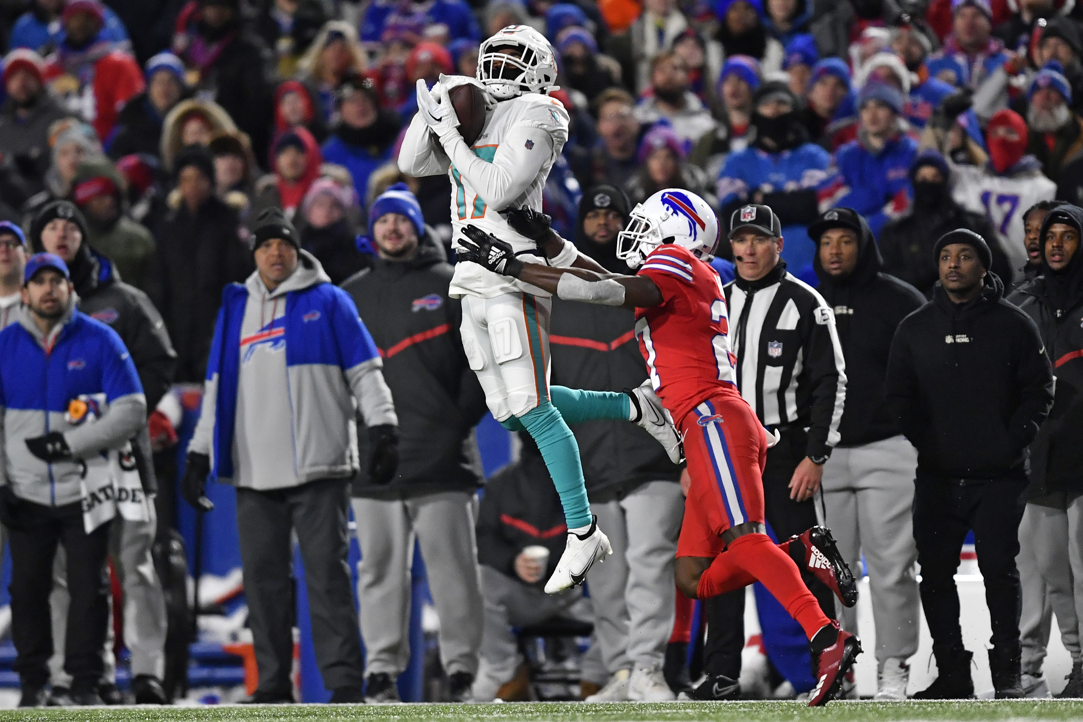 Bills clinch 4th straight playoff berth; beat Dolphins 32-29 - The