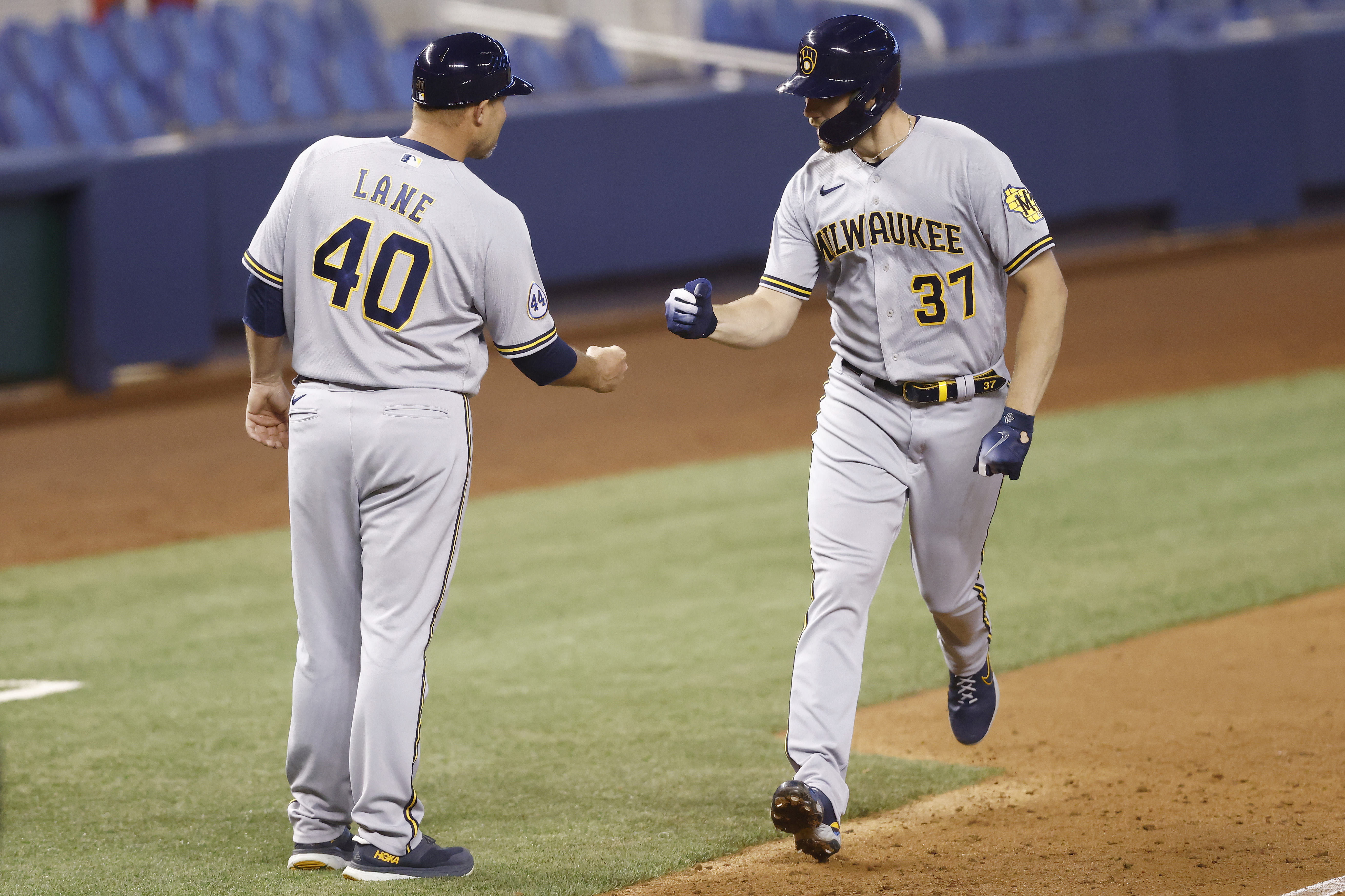 Taylor's 10th-inning RBI helps Brewers beat Marlins 2-1