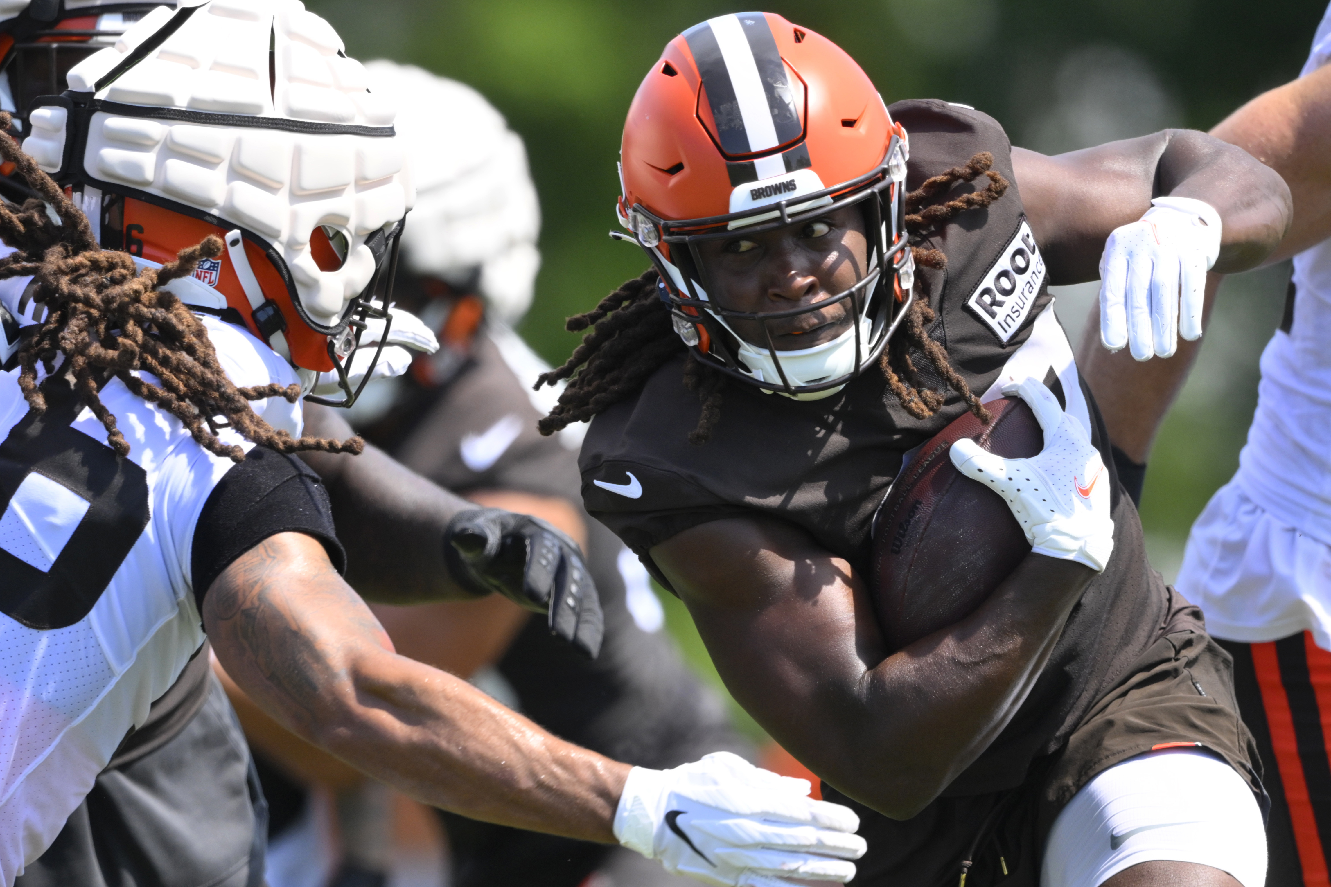 Cleveland Browns running back Kareem Hunt suffers calf injury