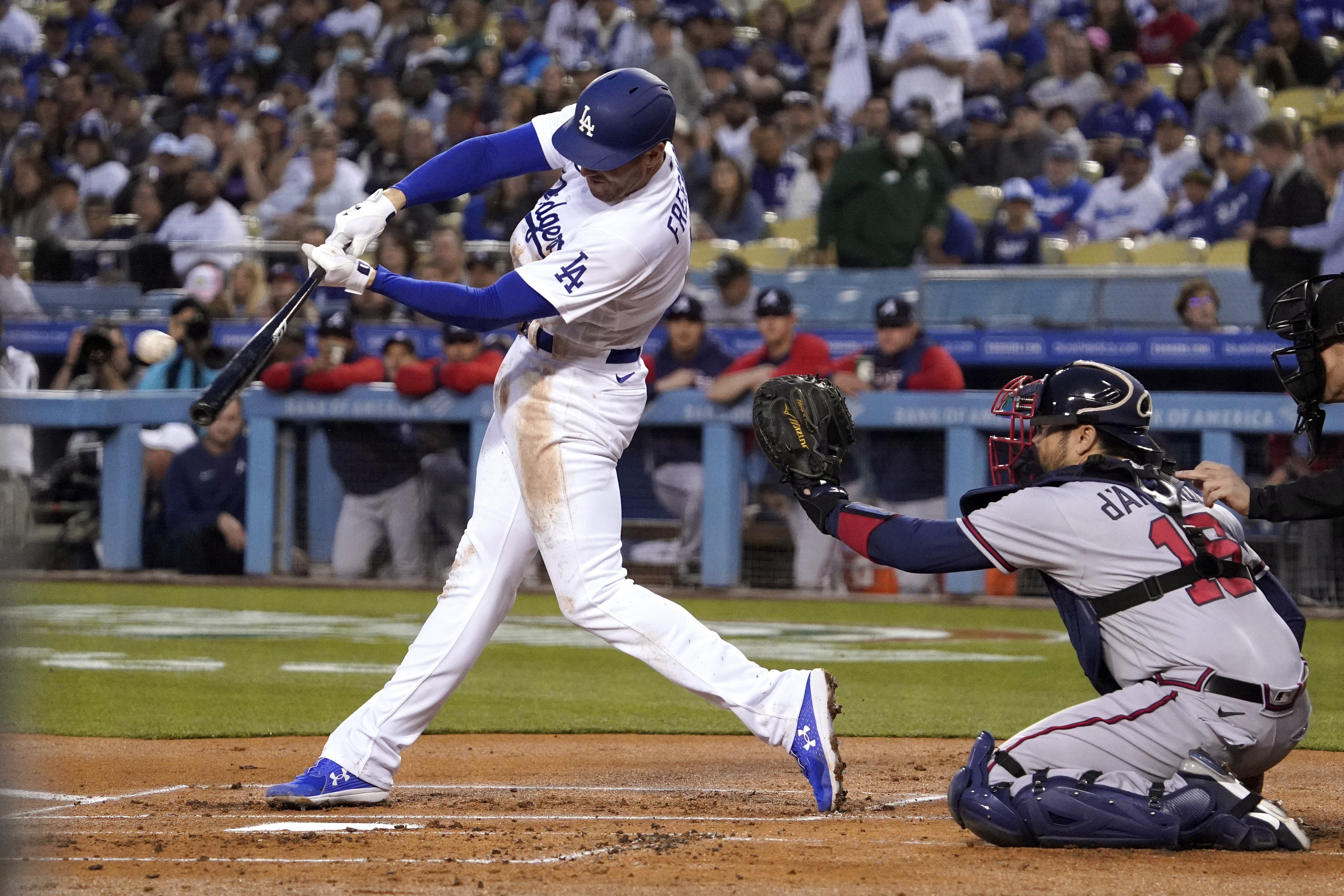 Freeman HR ahead of emotional return, Dodgers sweep Reds