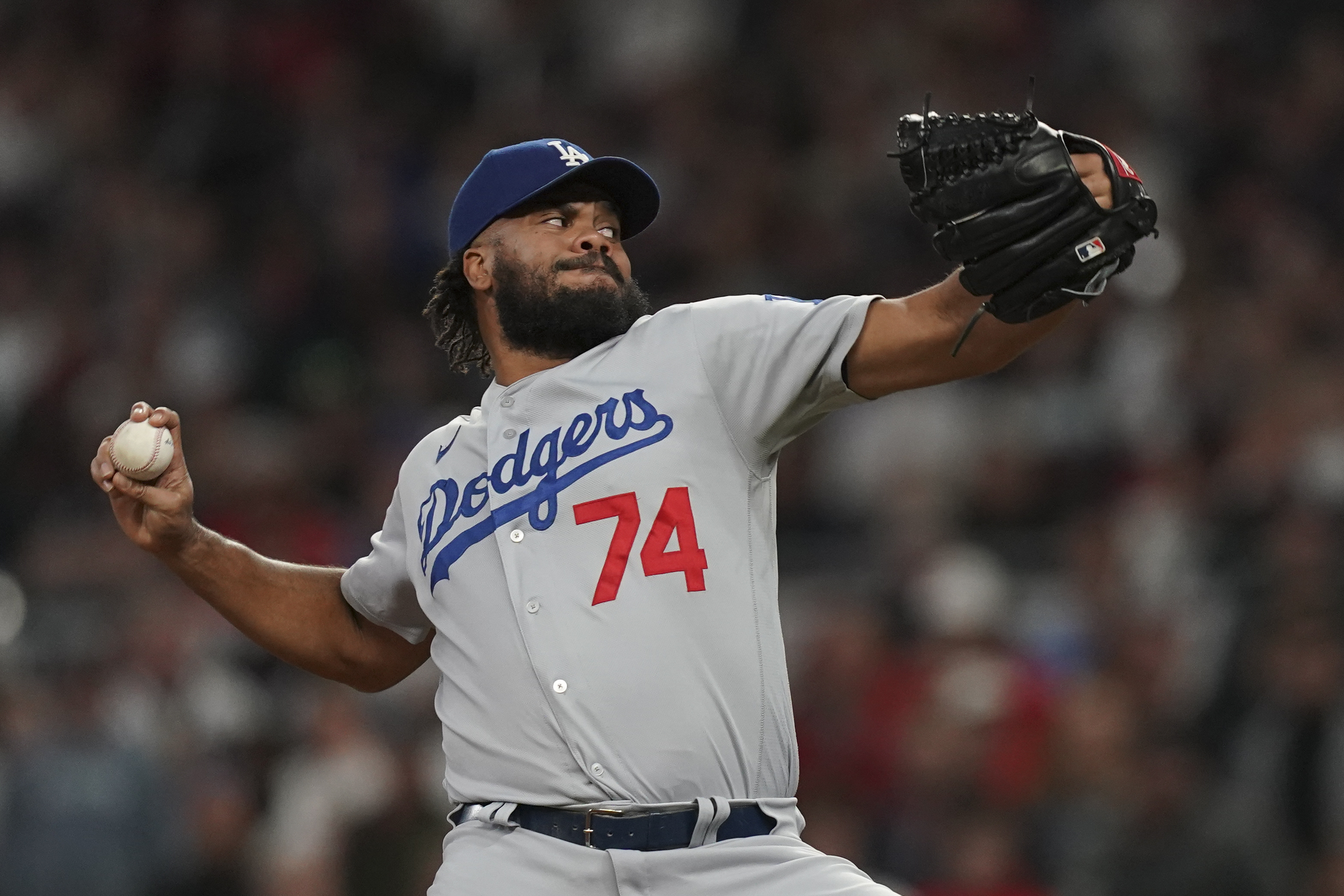 Gonsolin wins 9th, Freeman drives in 5 as Dodgers down Reds