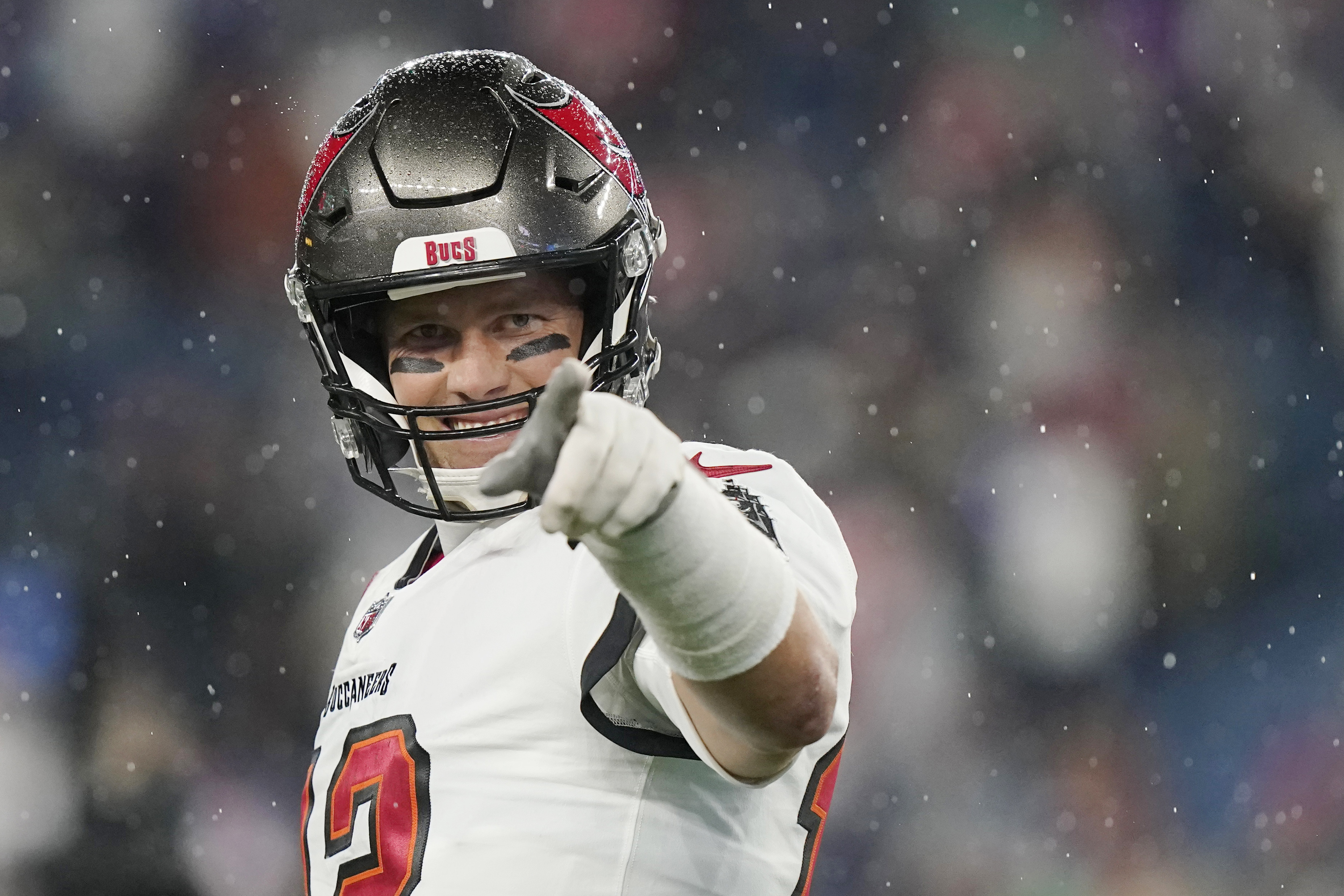 Legendary Patriots QB Tom Brady welcomed back to Gillette Stadium