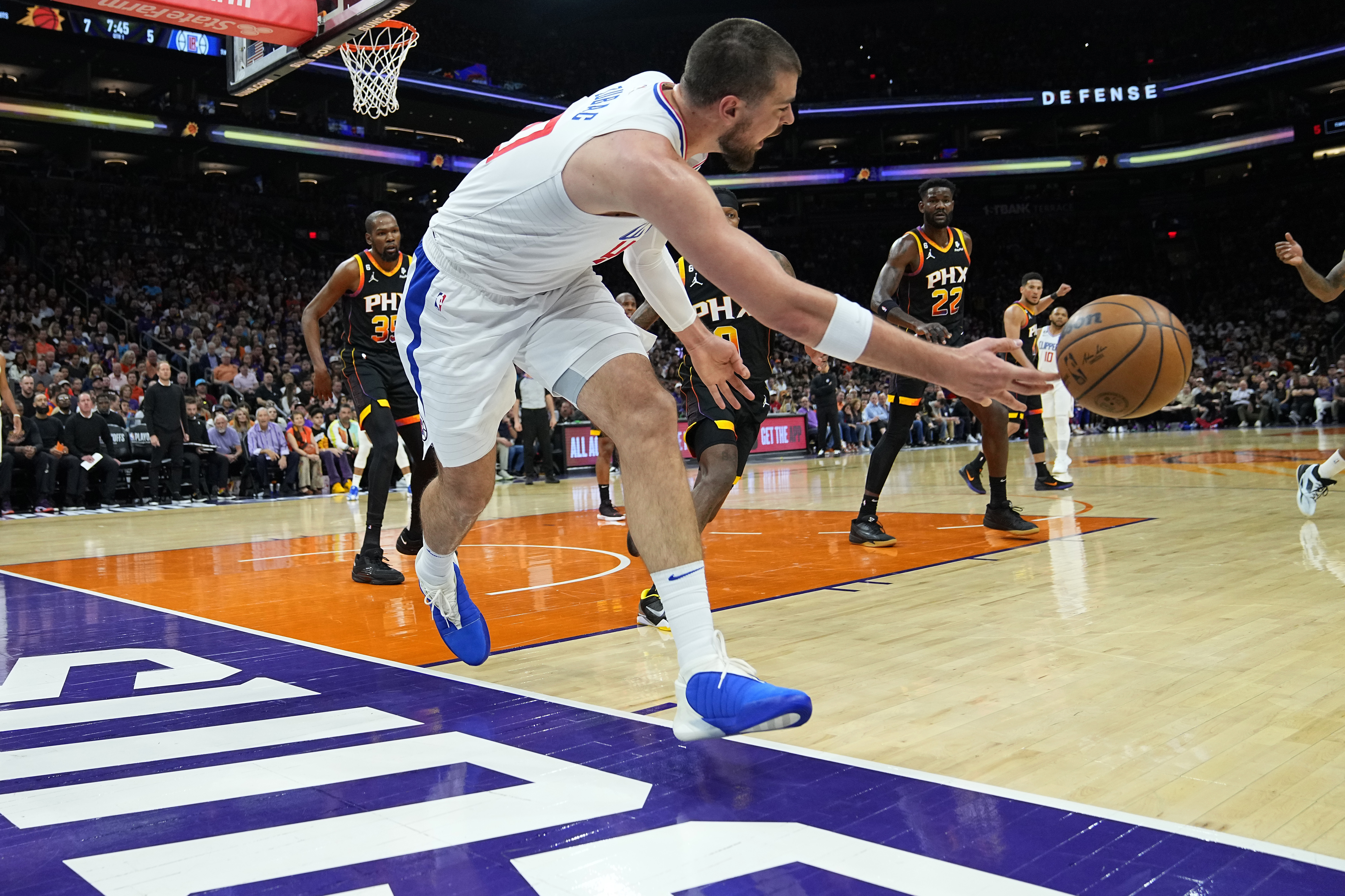 Leonard scores 38 to lead Clippers past Durant, Suns 115-110