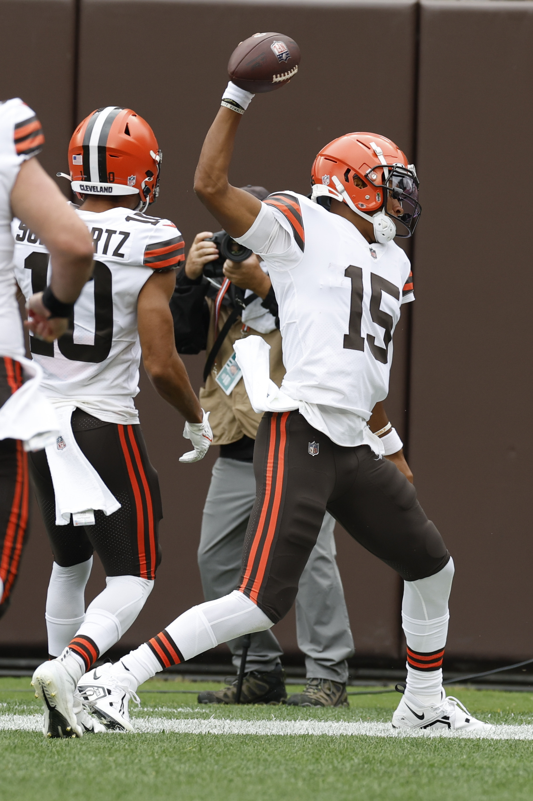 Backup QBs Dobbs, Minshew shine, Eagles edge Browns 21-20 NFL - Bally Sports