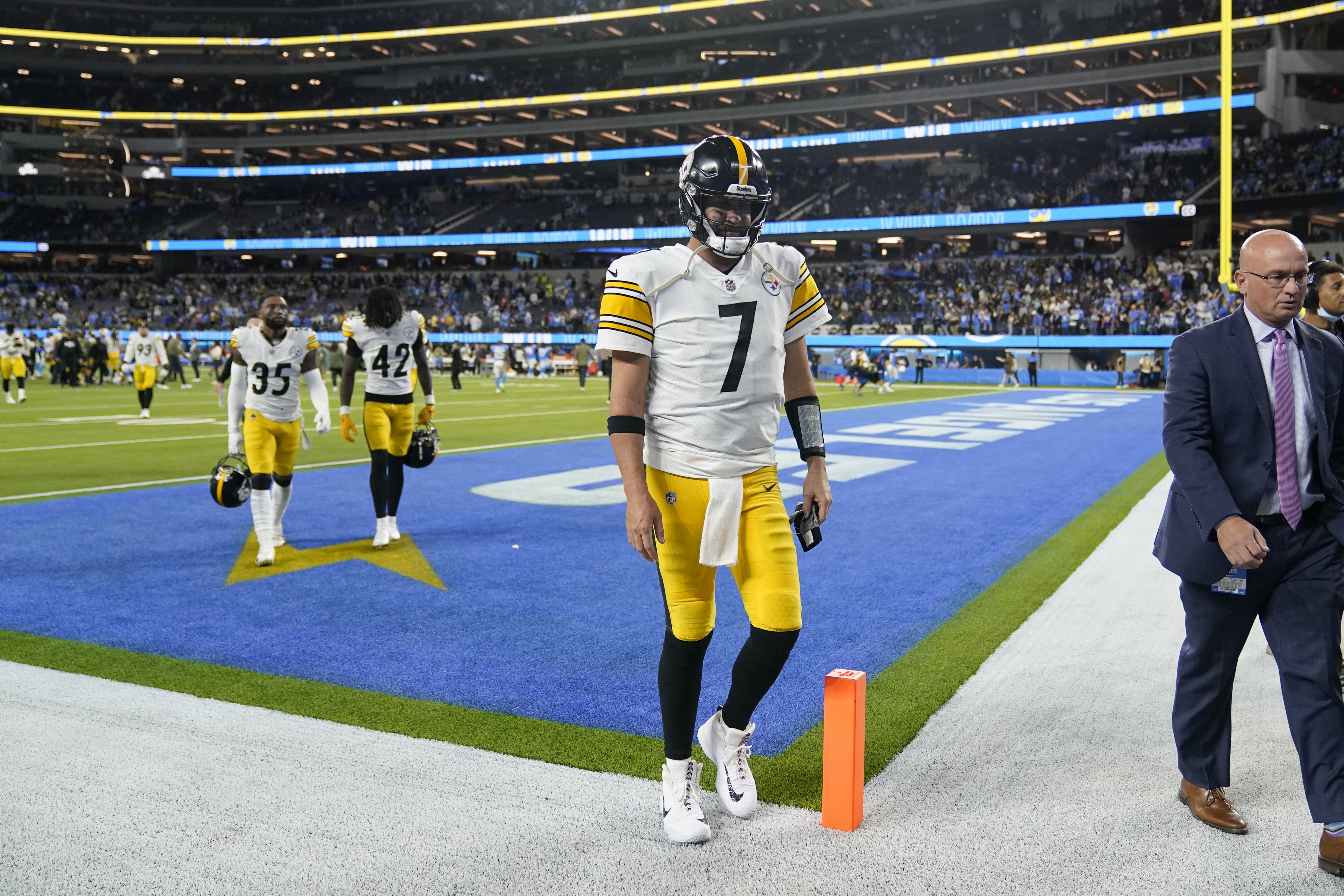 Chargers beat the Steelers 41-37 in Sunday Night Football