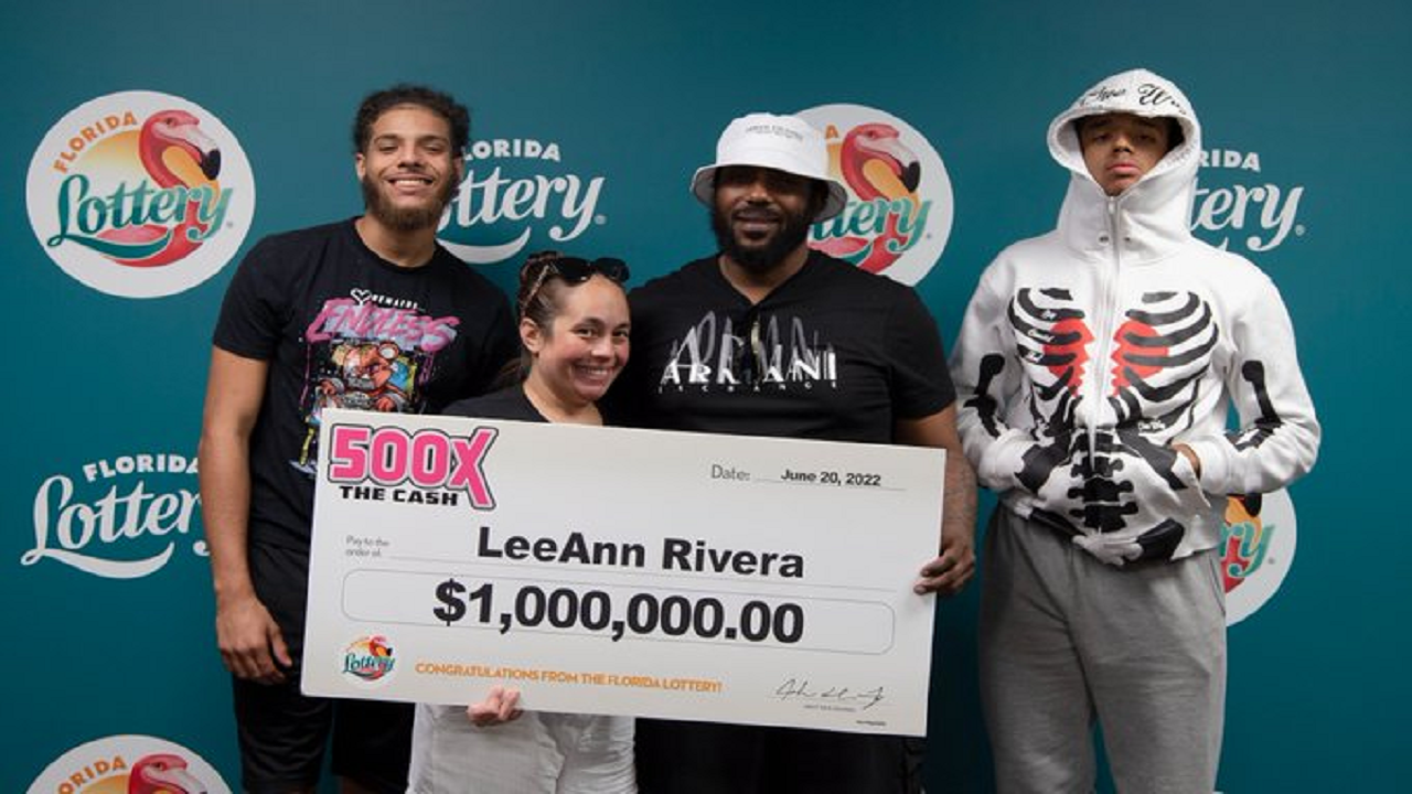 Mujer gana 1 millón de dólares jugando rasca y gana de Lotería de Florida  en Publix
