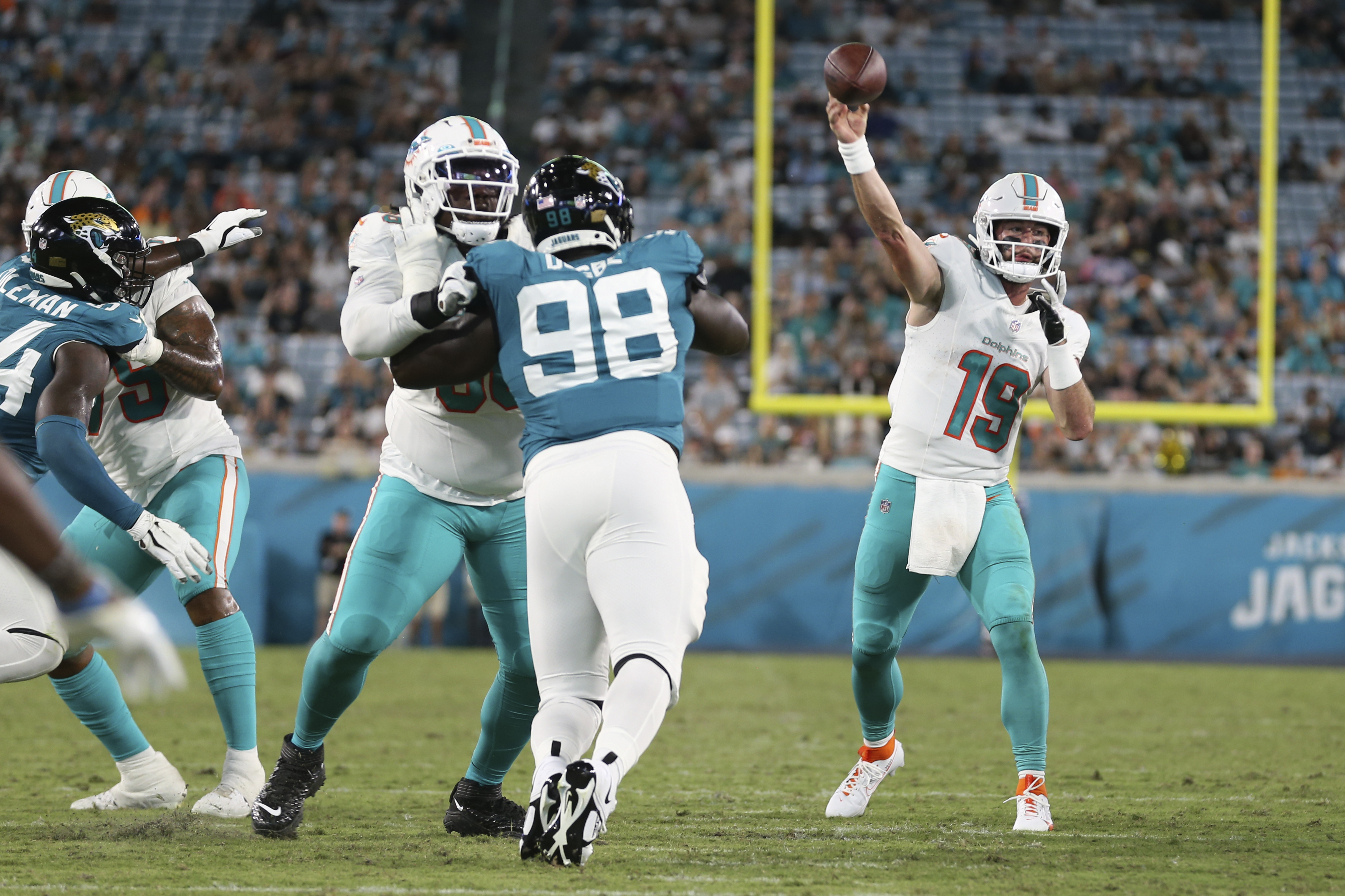 Dolphins, Zach Sieler agree on extension; Daewood Davis released from  hospital