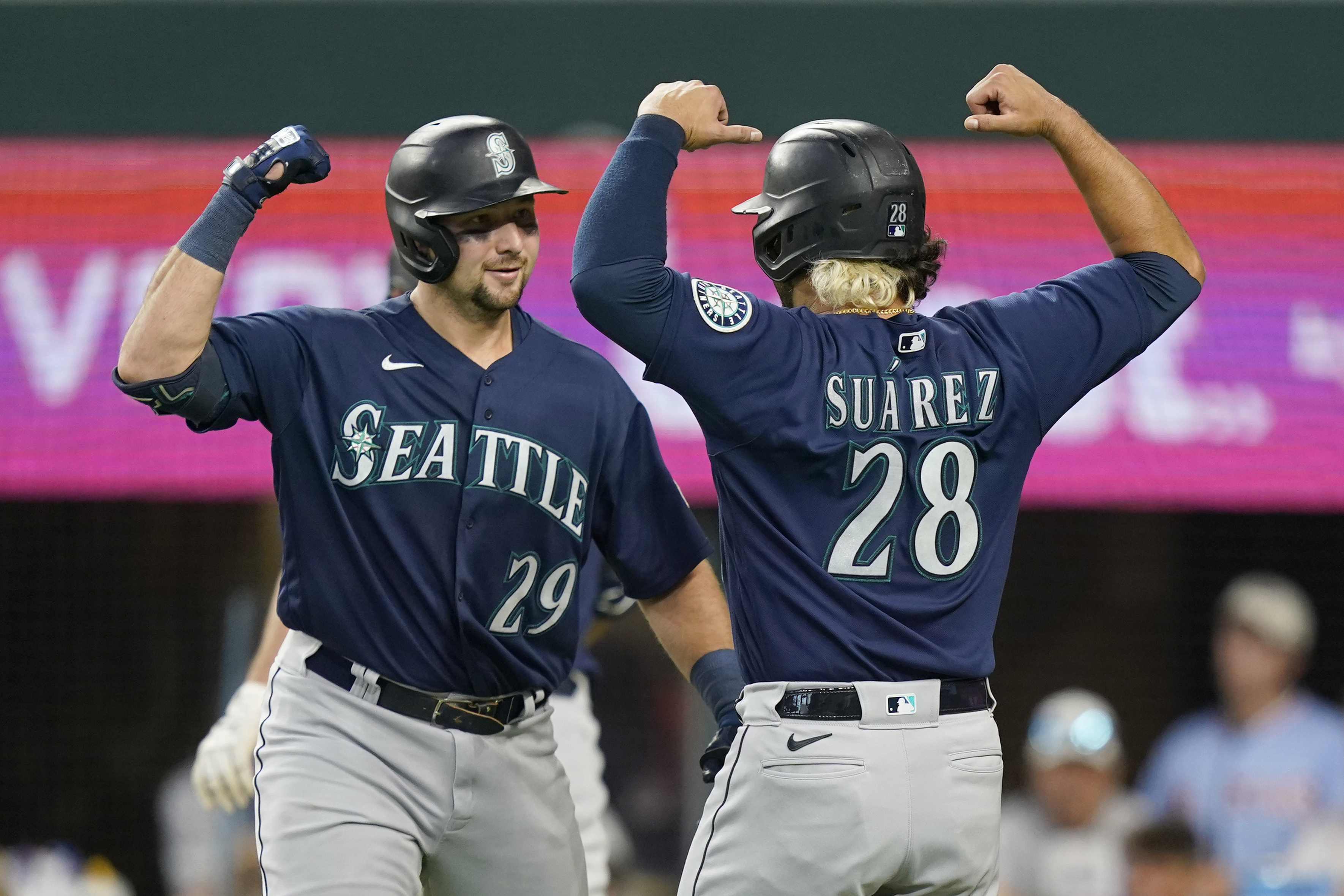 Mariners win 14th in row, Rodríguez key hit to beat Rangers