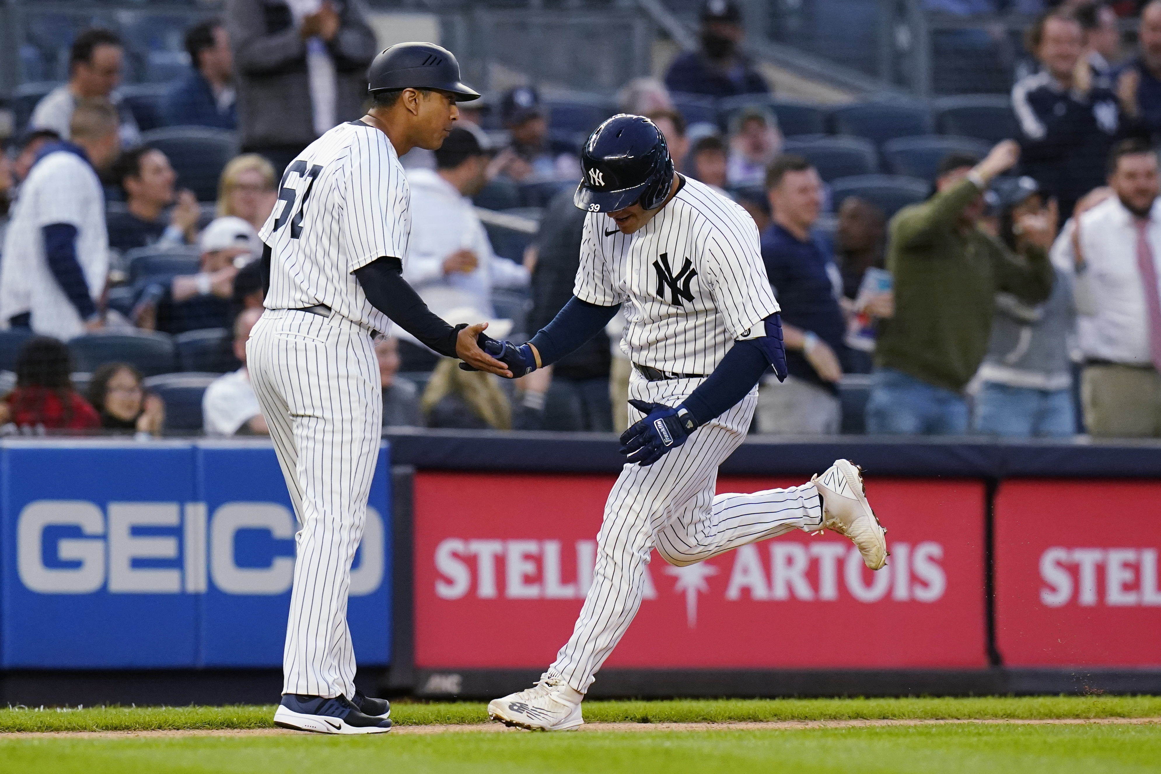 Gleyber Torres stays red hot with a solo homer!