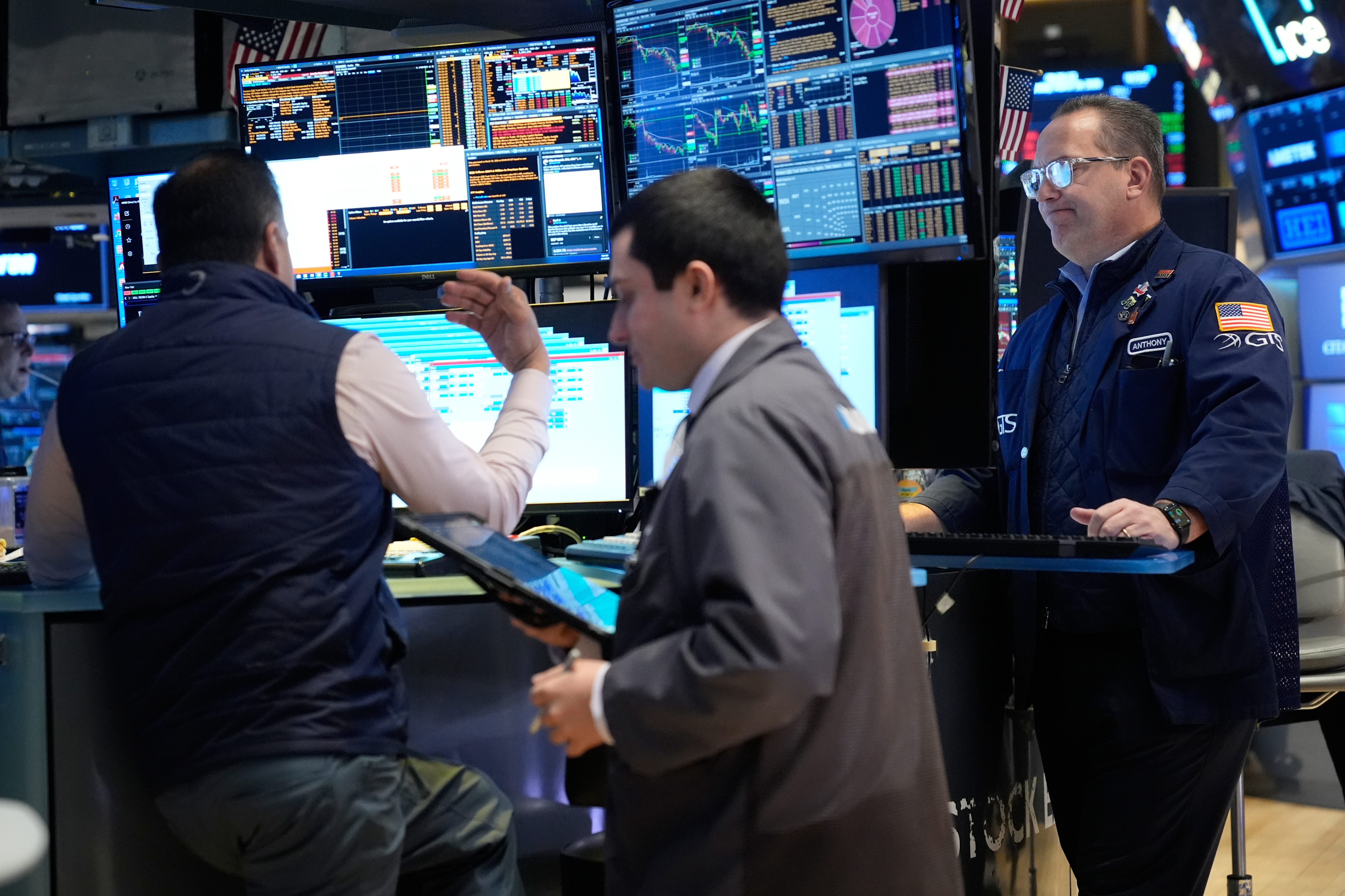 High oil prices knock down stocks and erase Wall Street's hopes for a cut to interest rates High oil prices knock down stocks and erase Wall Street's hopes for a cut to interest rates