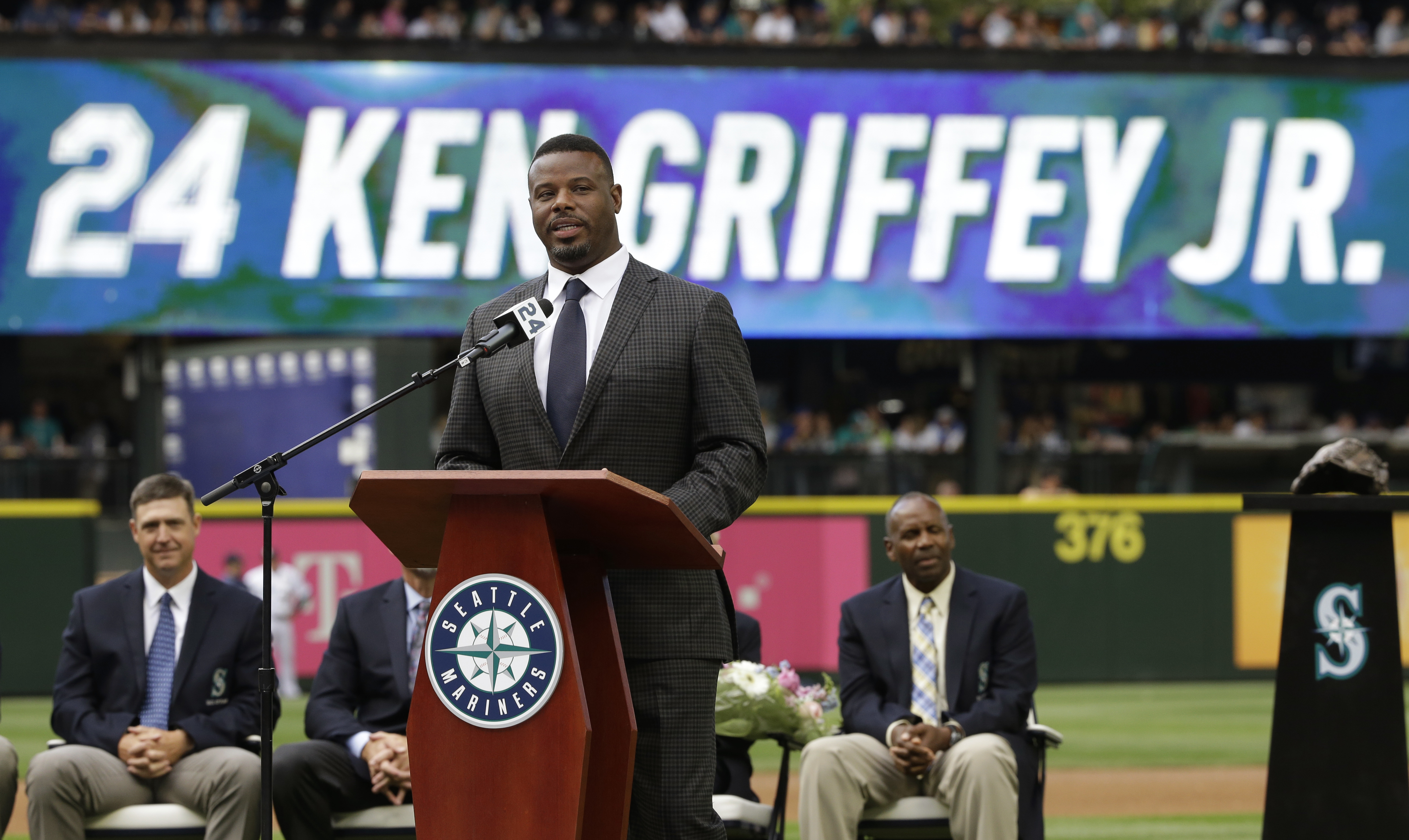 MLB legend Ken Griffey Jr. joins Mariners ownership group