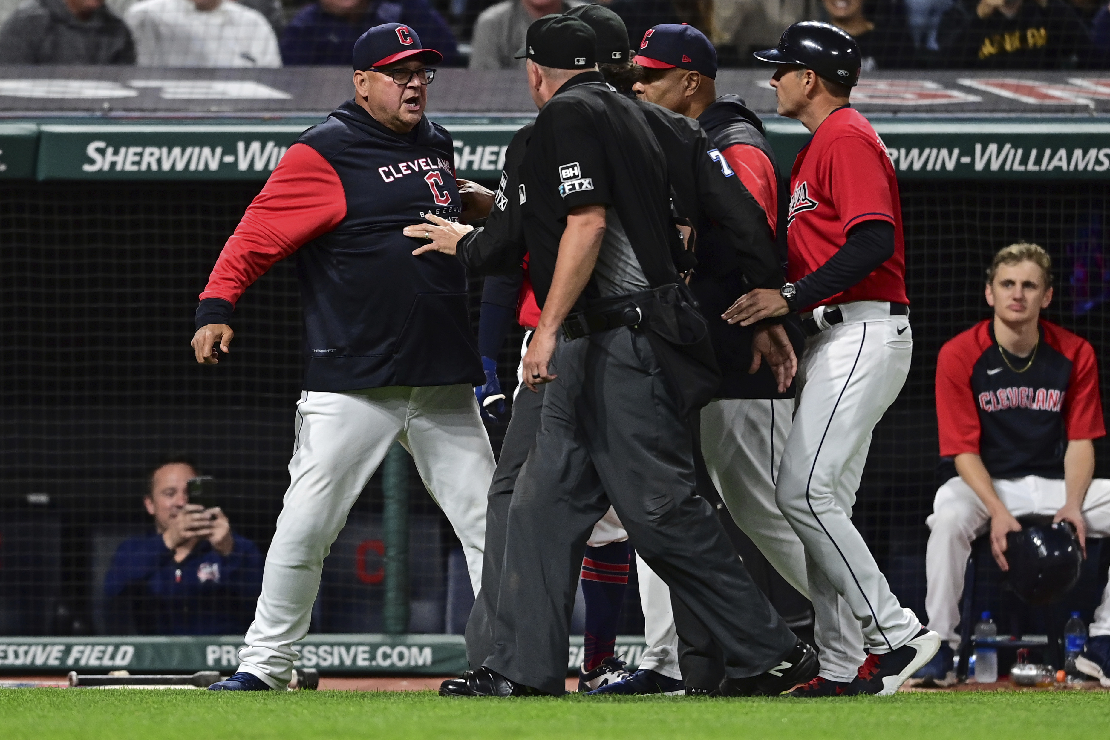 Joey Votto ejected, apologizes to 6-year-old