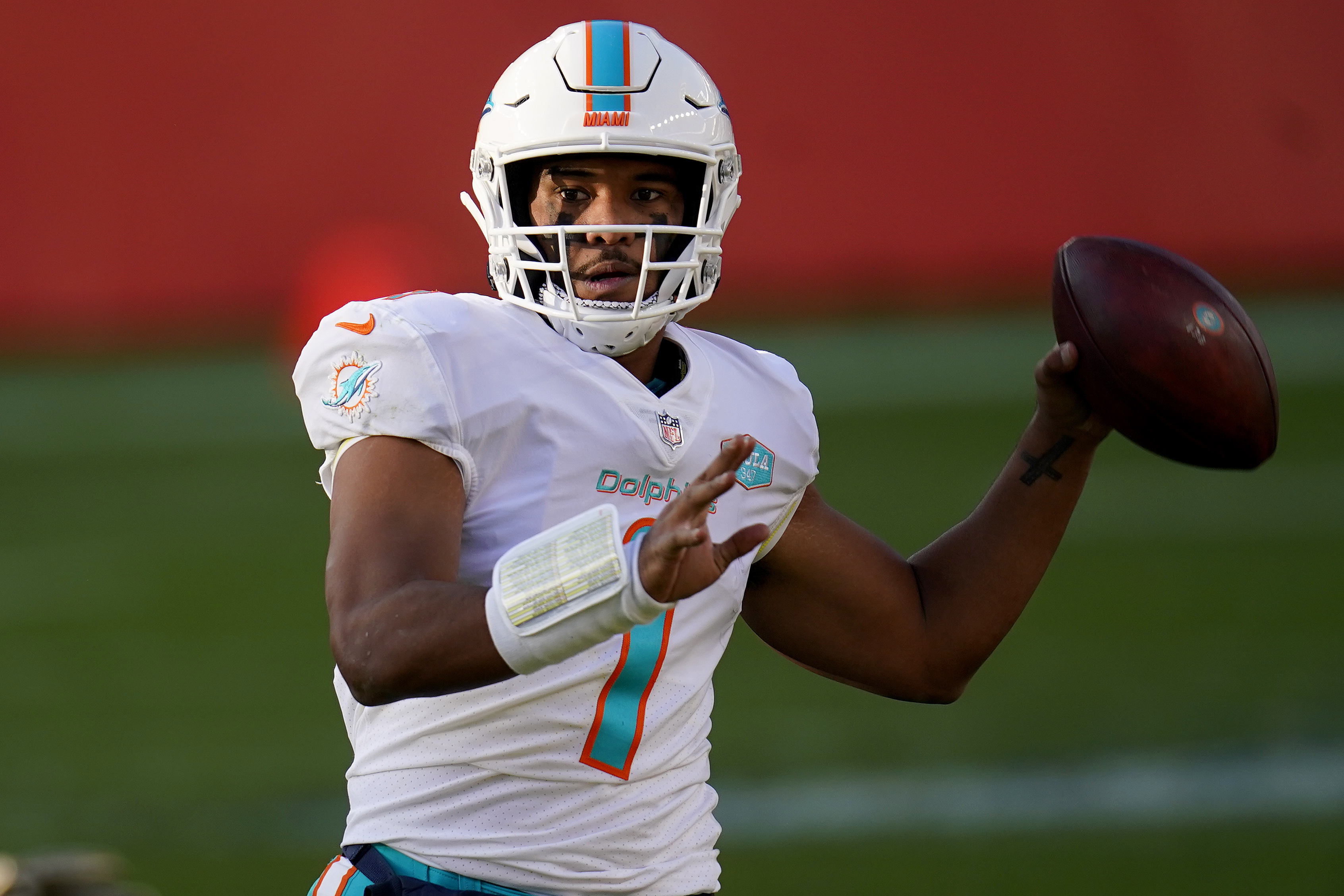 Fitzpatrick keeps his job as Dolphins QB for another week - The