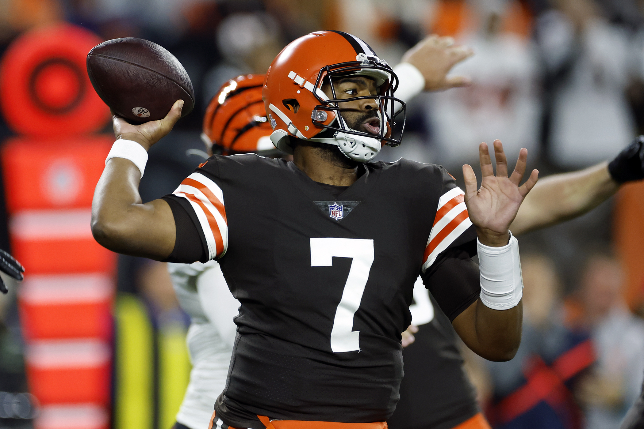 Chubb Runs for 2 TDs, Browns Blast Burrow, Bengals 32-13 - Bloomberg