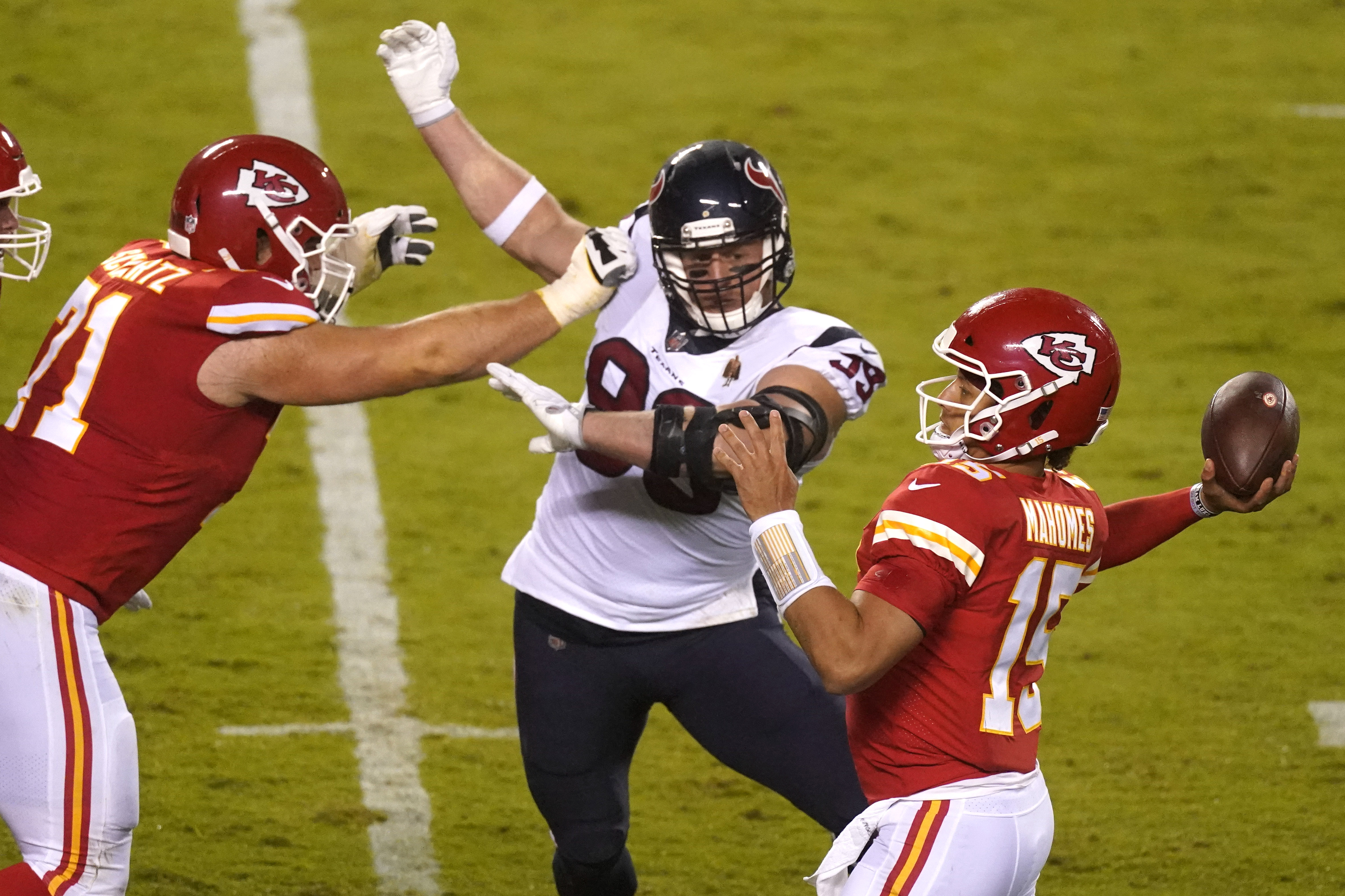 Kansas City Chiefs defensive tackle Khalen Saunders (99) stands on