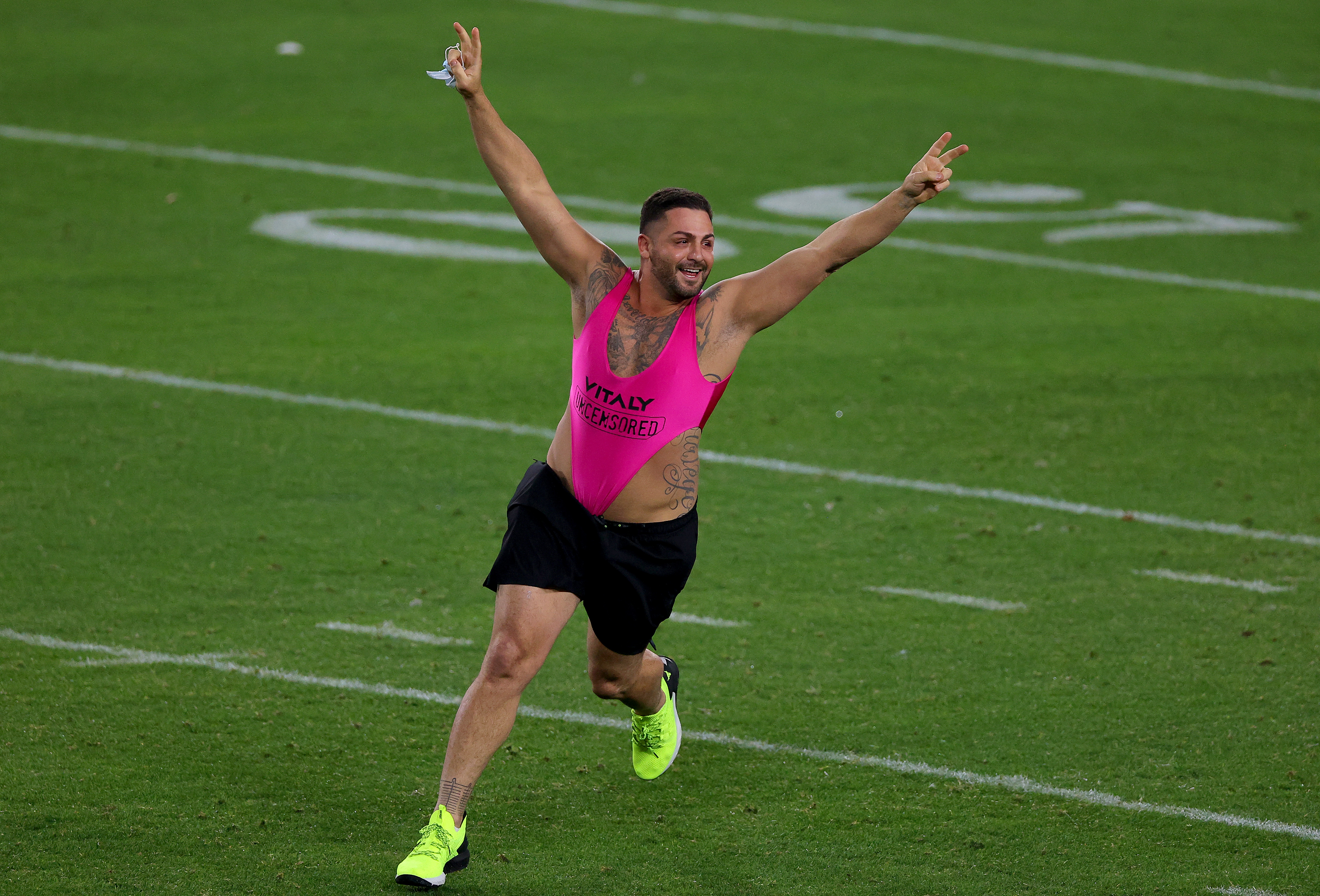 Kevin Harlan delivers incredible play-by-play of Super Bowl streaker