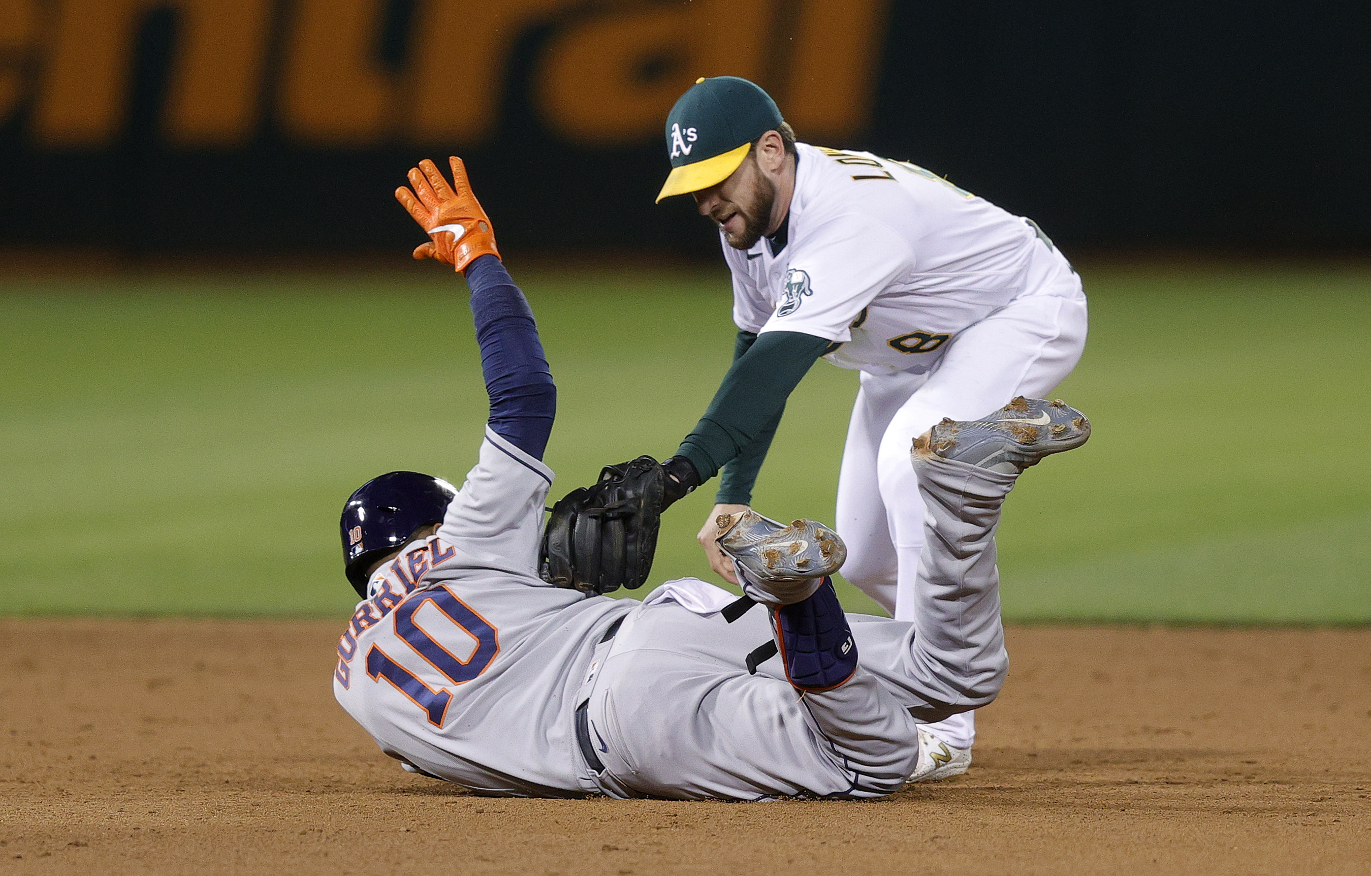 Yuli Gurriel drives in 4 as Astros thump A's