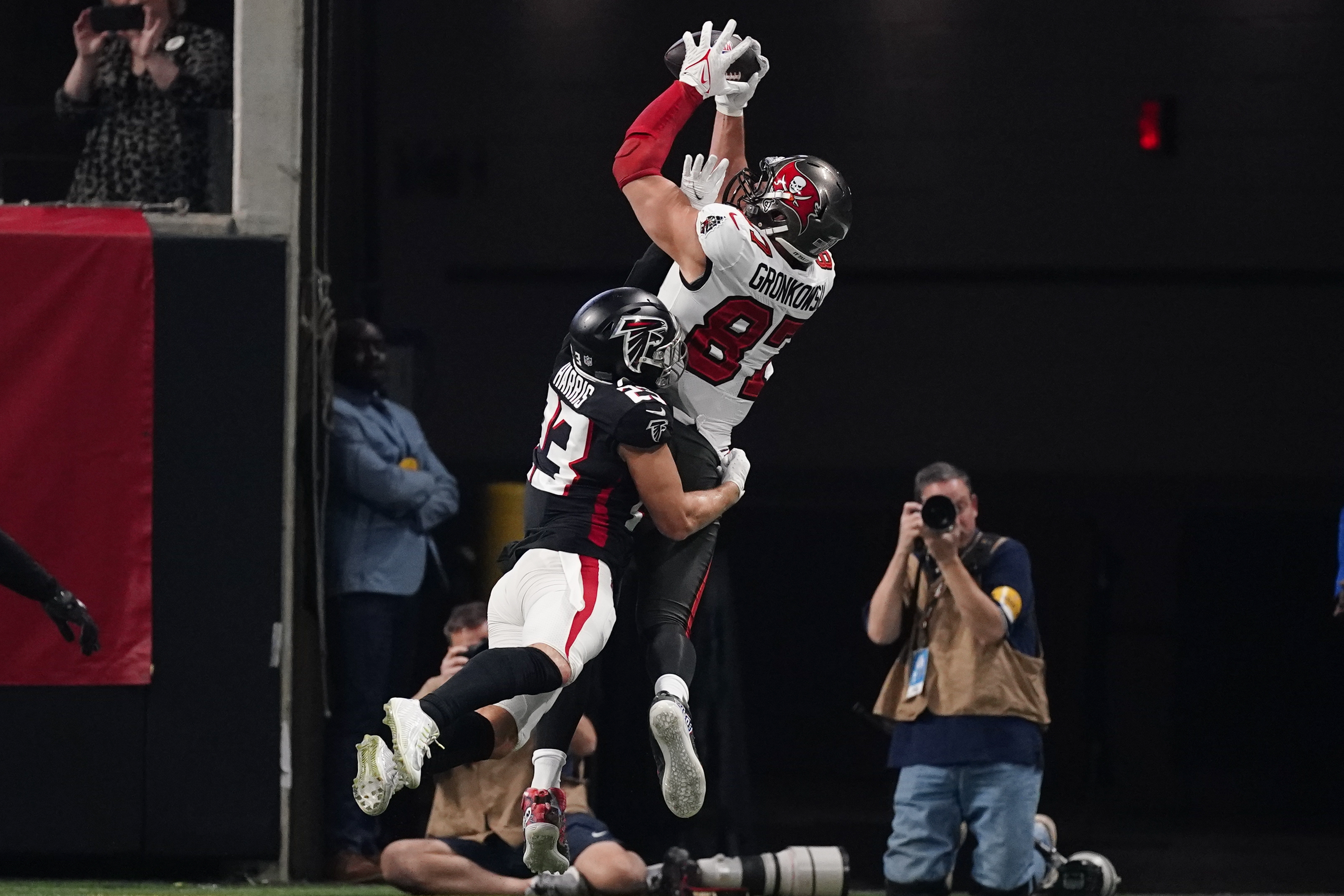 Dynamic duo: Brady, Gronk lead Bucs past Falcons 30-17