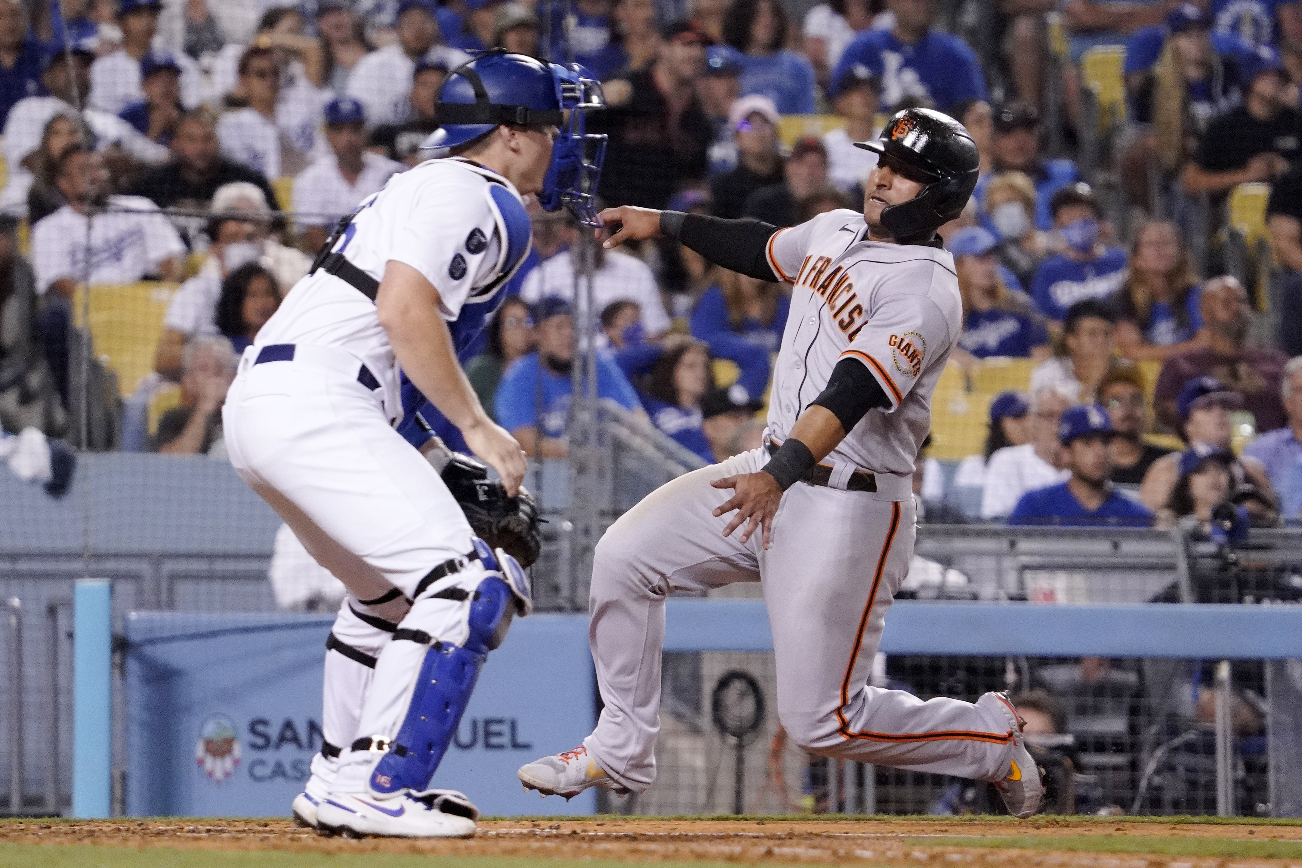 Dodgers congratulate 'tremendous competitor' Buster Posey on retirement