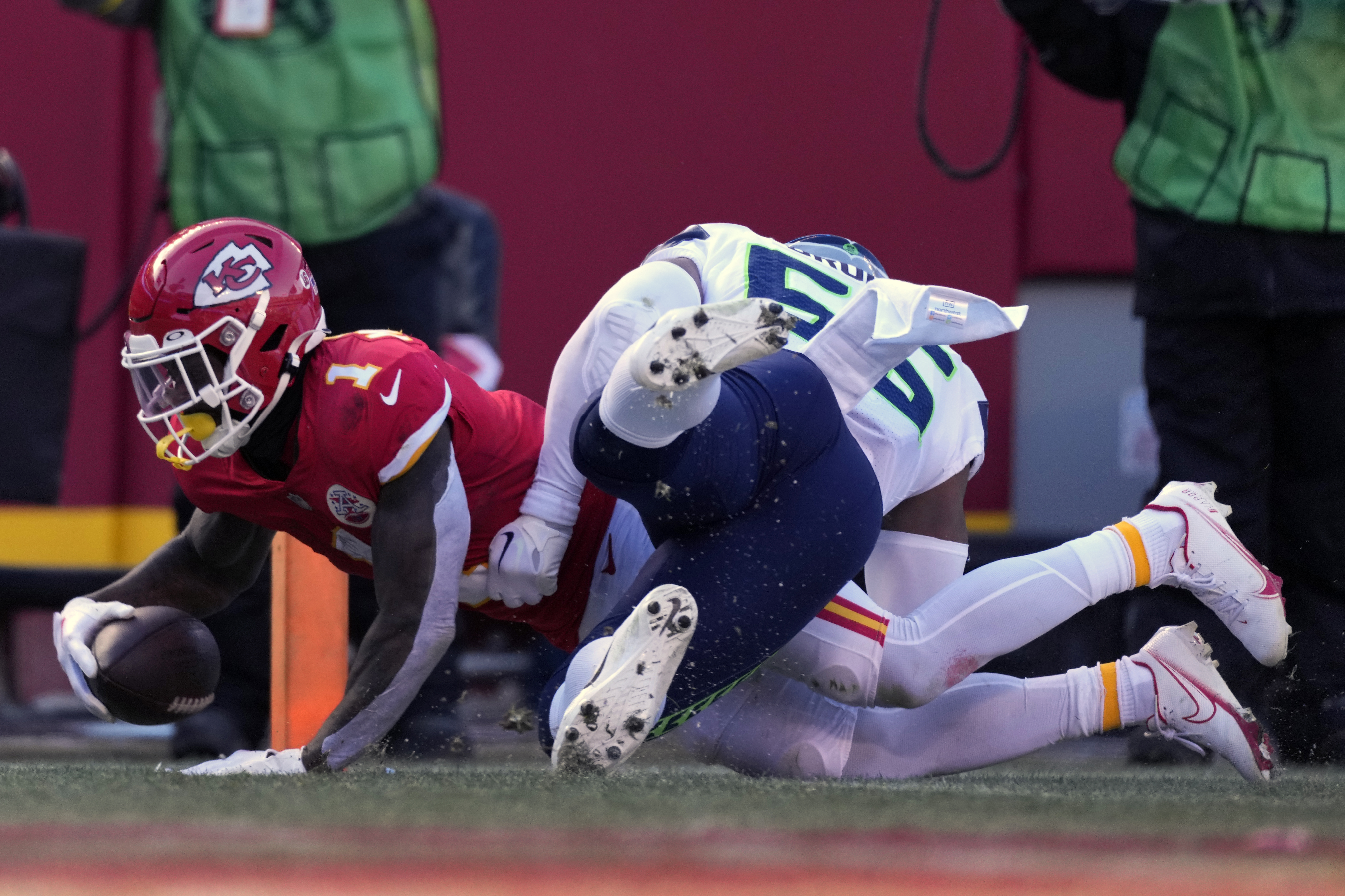 \ud83c\udfc8 Chiefs dump Seahawks, stay tied for AFC's best record