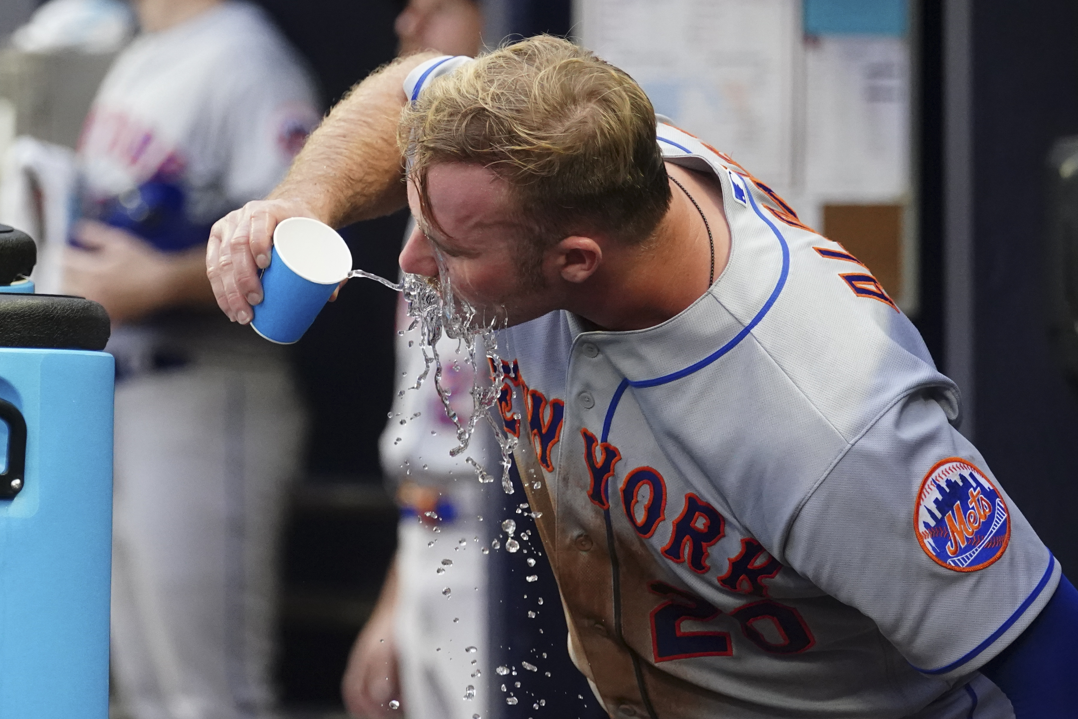 Scherzer shines as Mets cool off Braves 4-1 in series opener