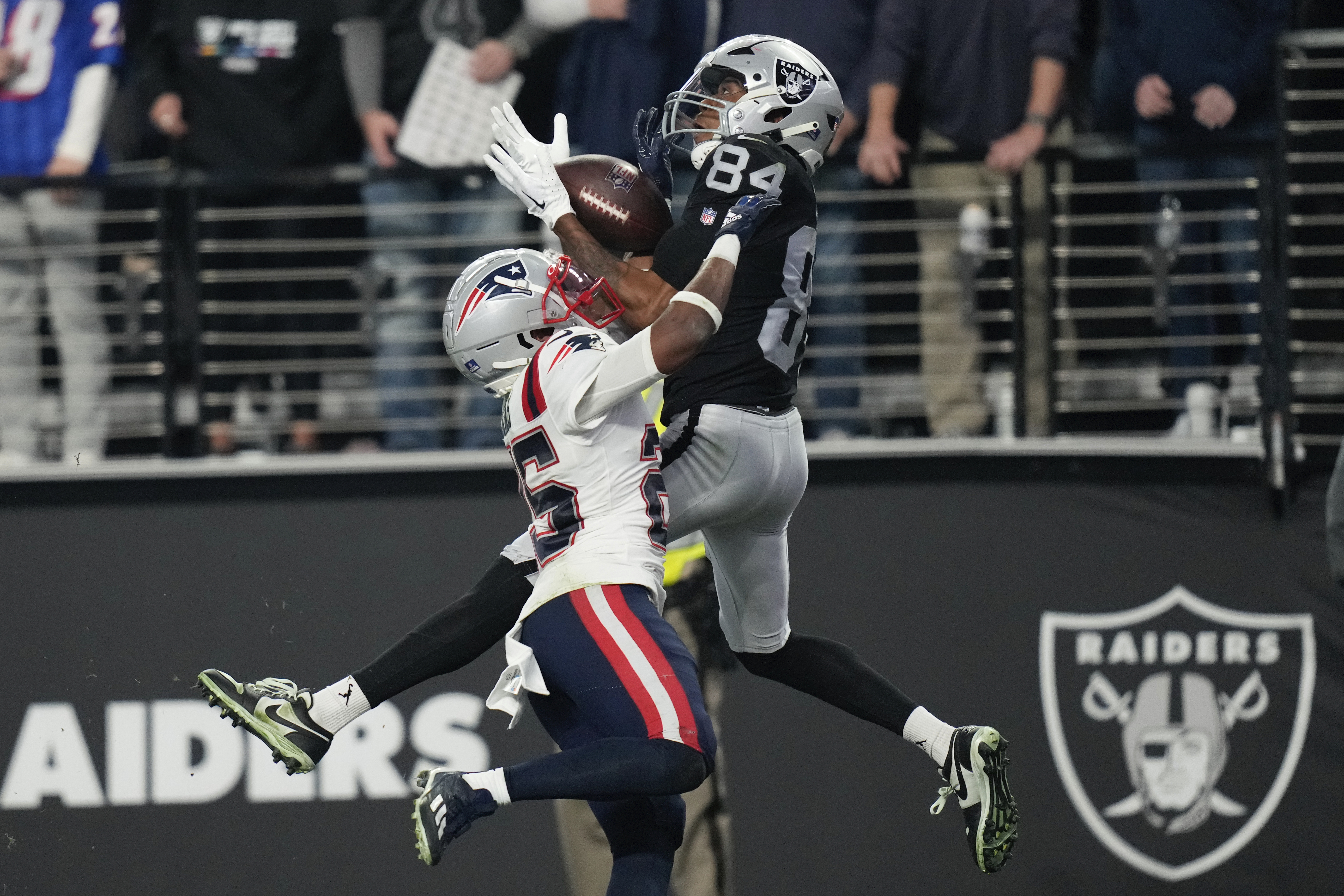 Jones snags lateral on final play, Raiders stun Patriots - The San