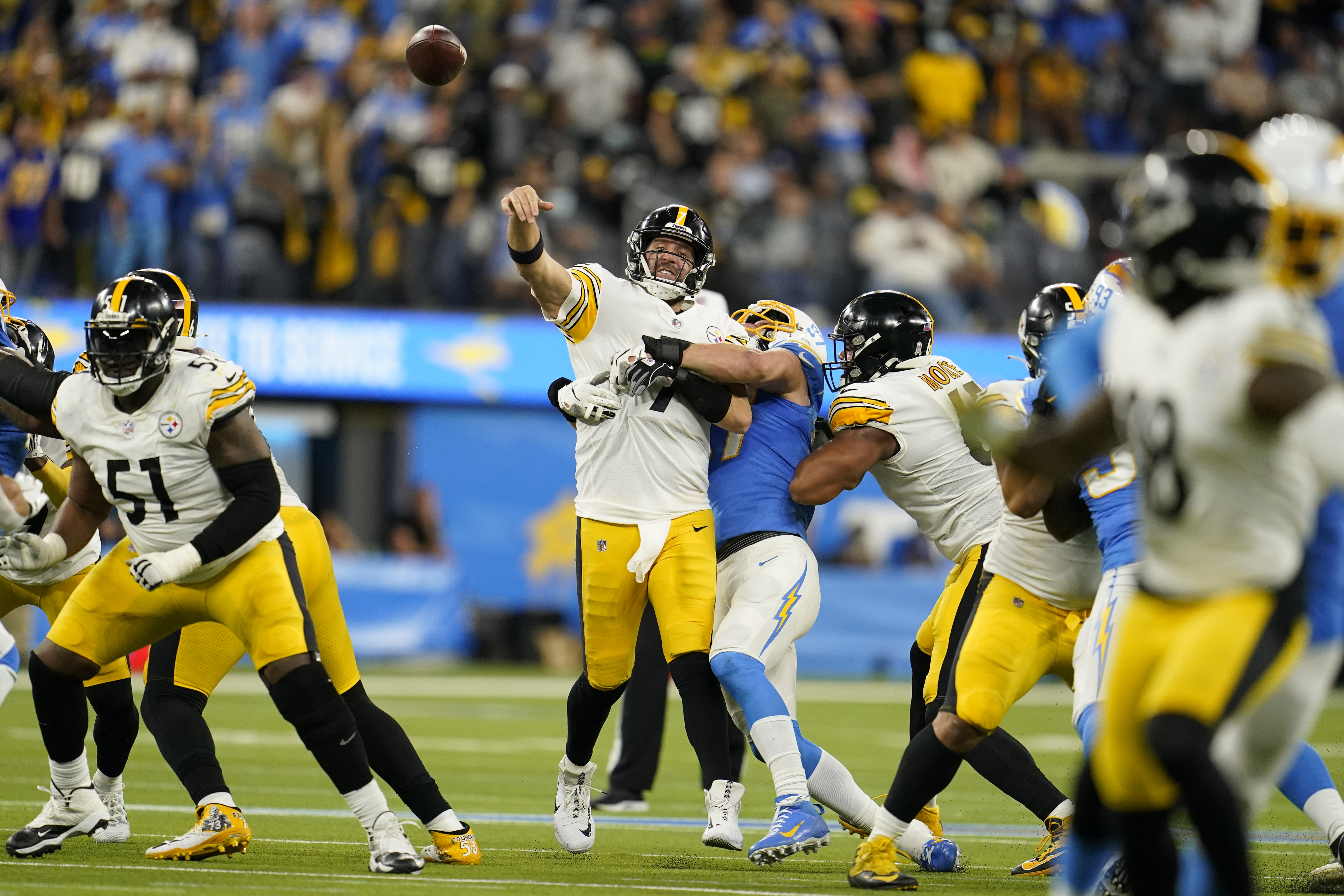 Herbert throws for 382 yards, Chargers hold off Steelers