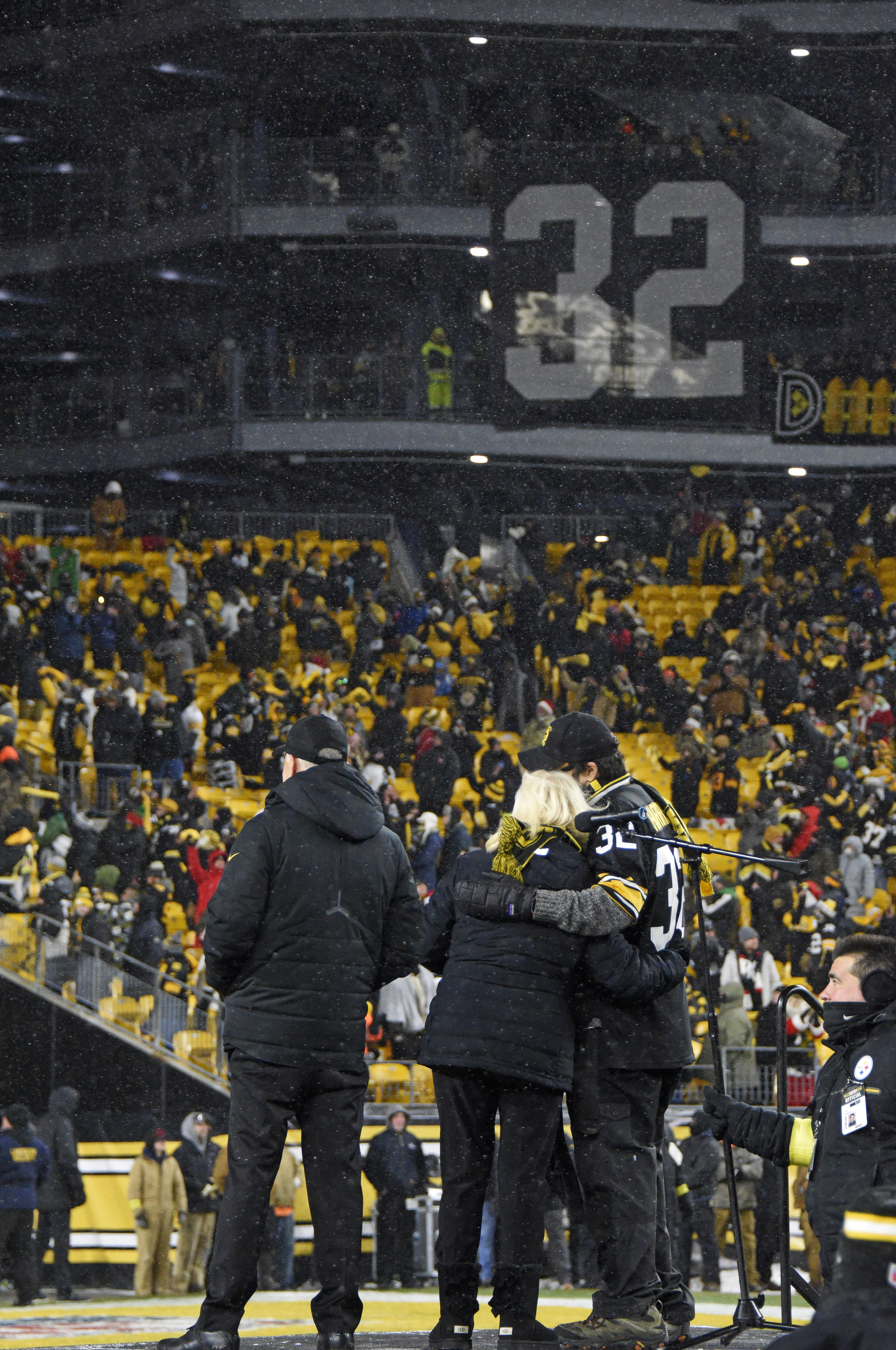 Steelers retire Franco Harris' No. 32 during halftime ceremony