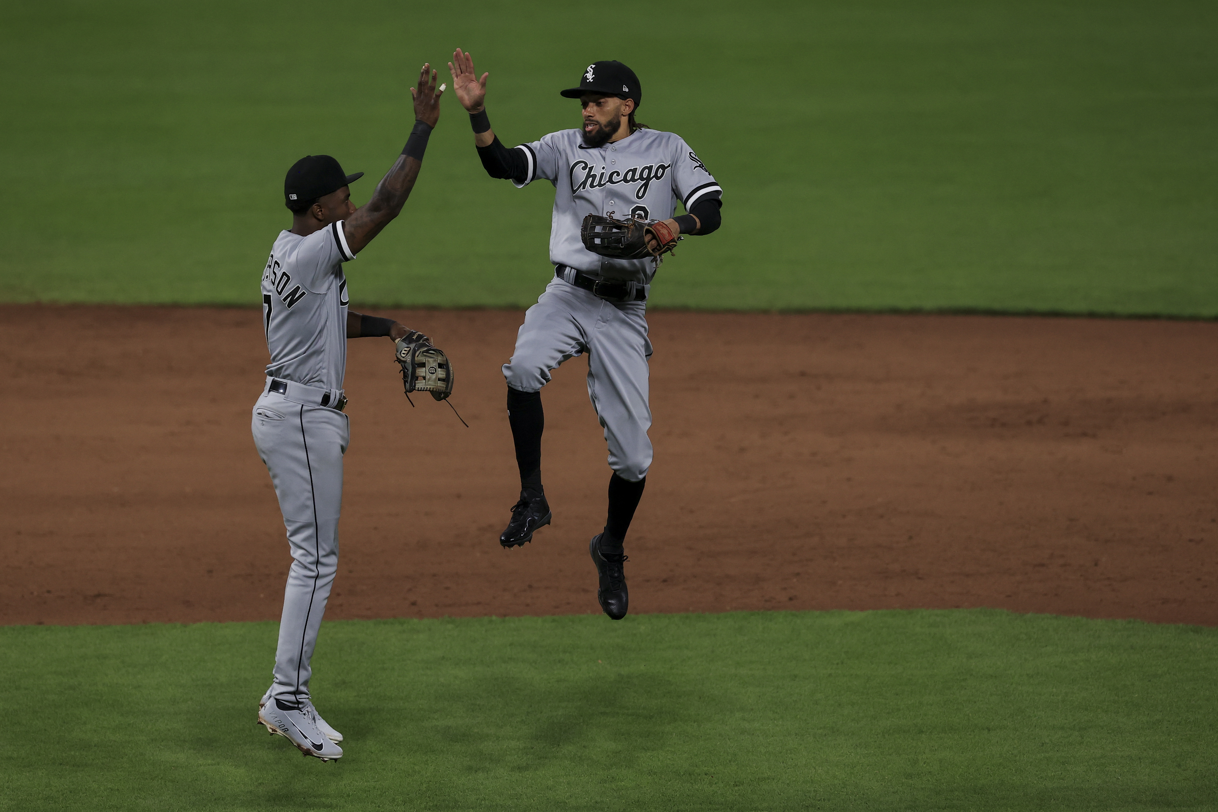 Chicago White Sox CF Luis Robert out 12-16 weeks with right hip