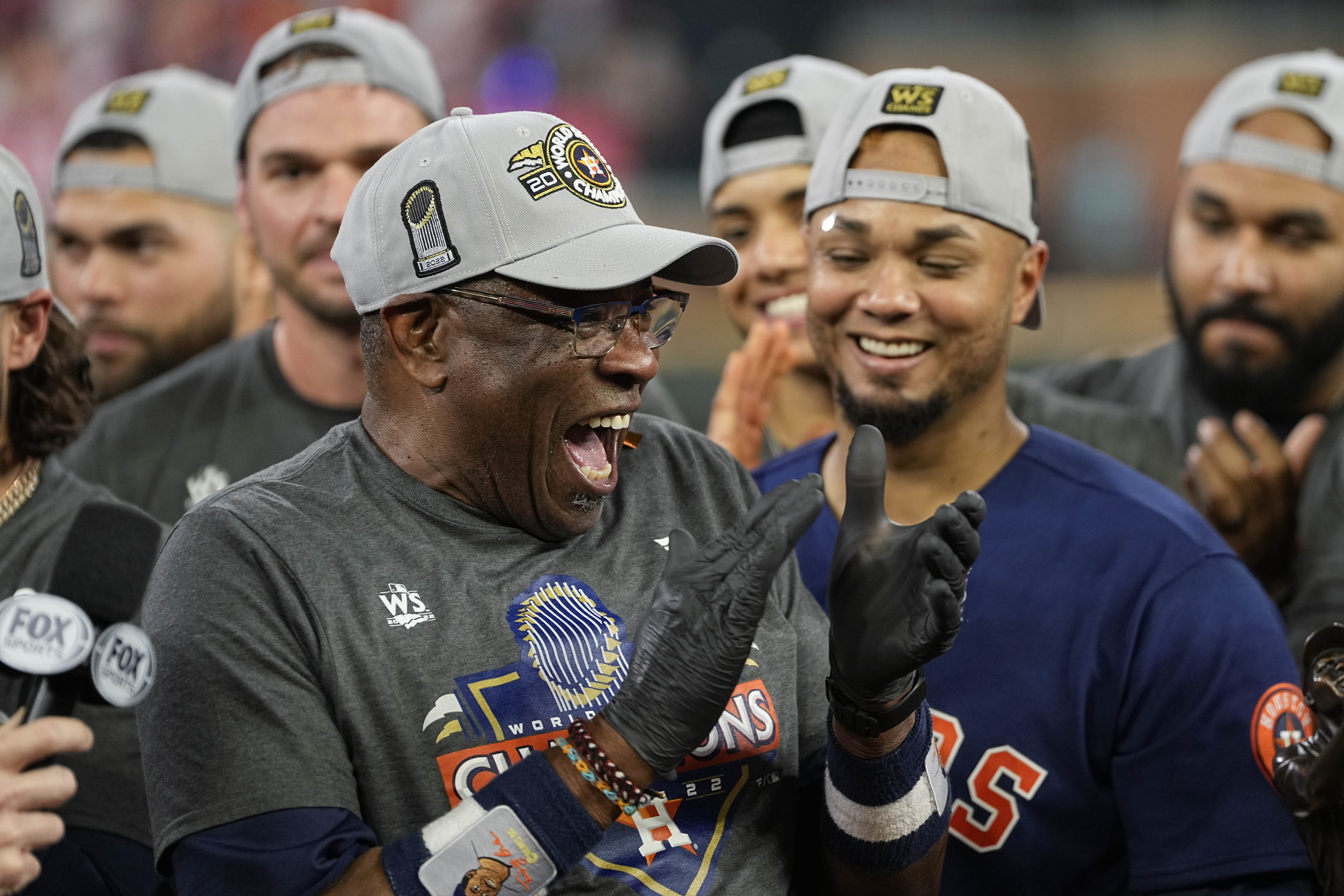 Dusty Baker drinks champagne from a shoe to celebrate Astros' win
