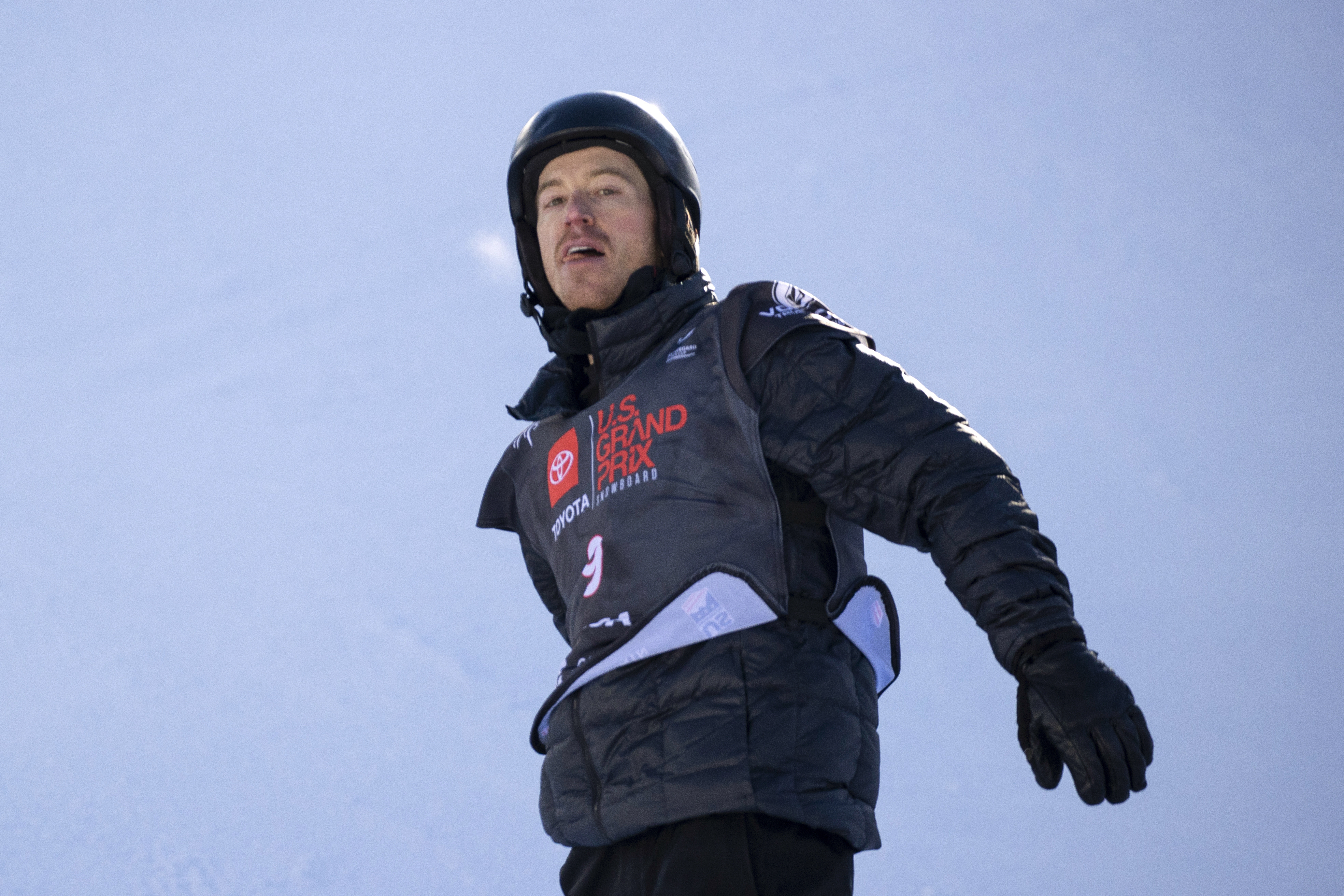 U.S. snowboarders Chloe Kim, Shaun White advance to halfpipe finals