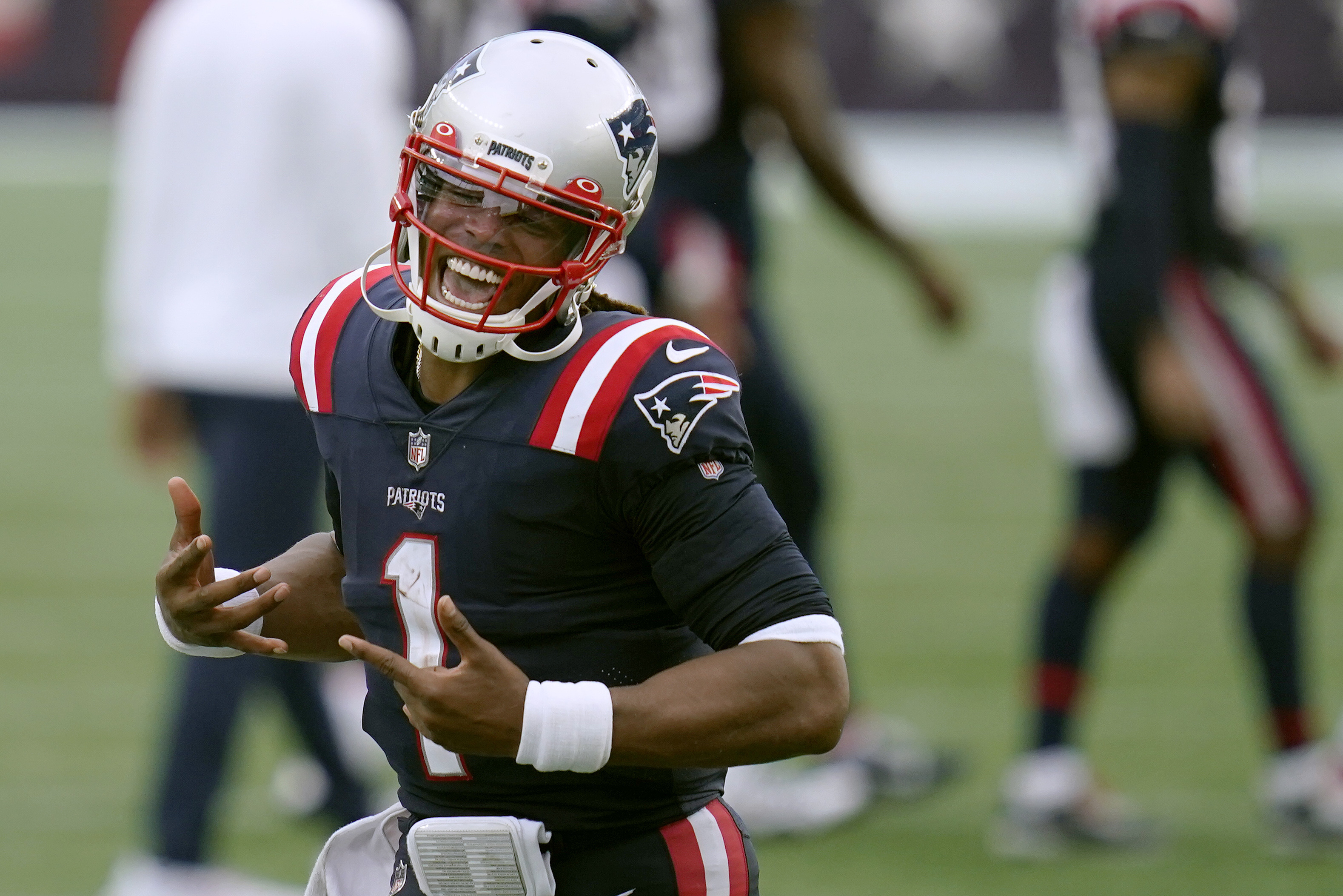 Bucs QB Tom Brady trash talks Saints sideline after late interception