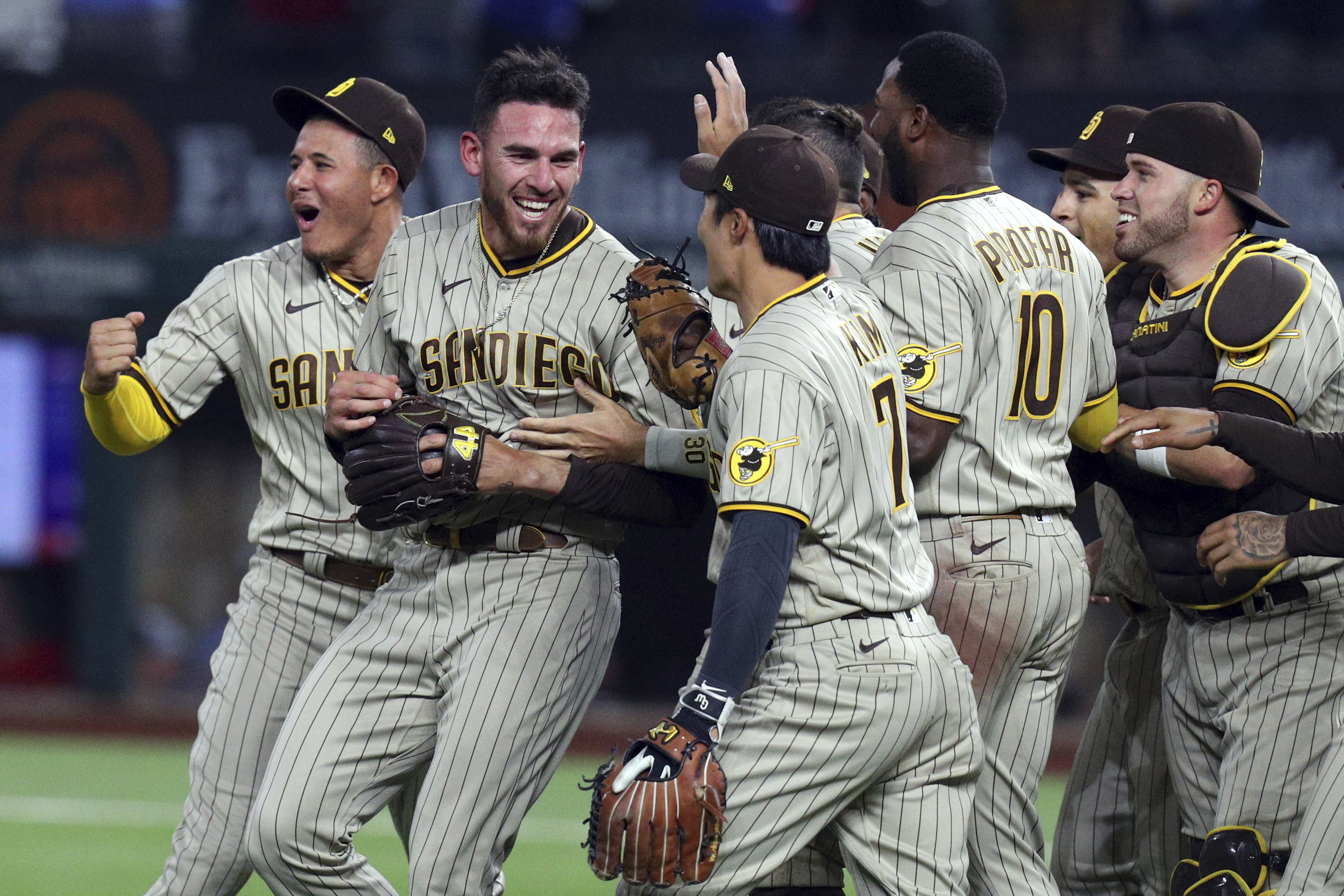 Francisco Lindor launches helmet, mobbed by teammates after inside