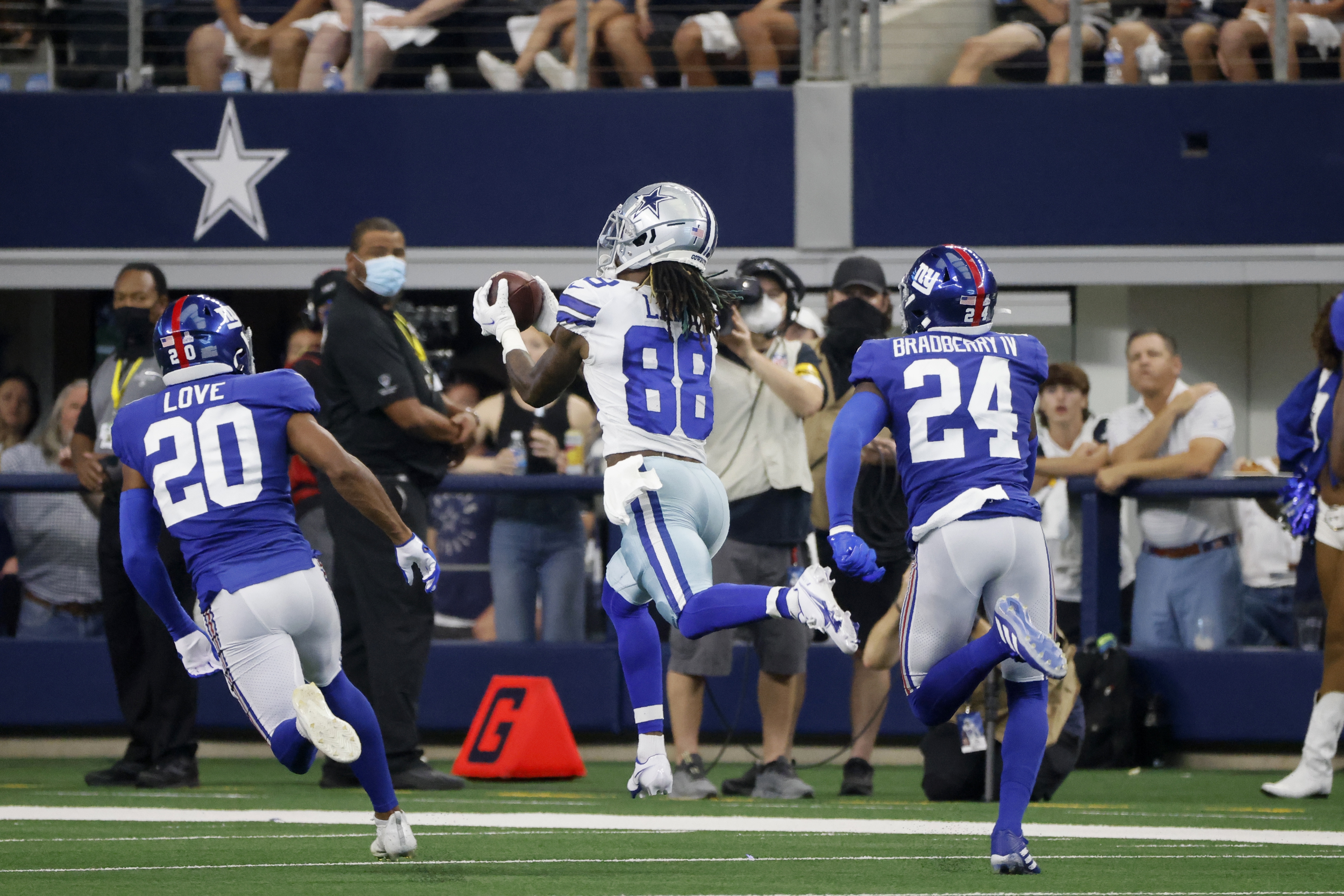 Dallas Cowboys quarterback Dak Prescott (4) celebrates with wide receiver  CeeDee Lamb (88) afte …