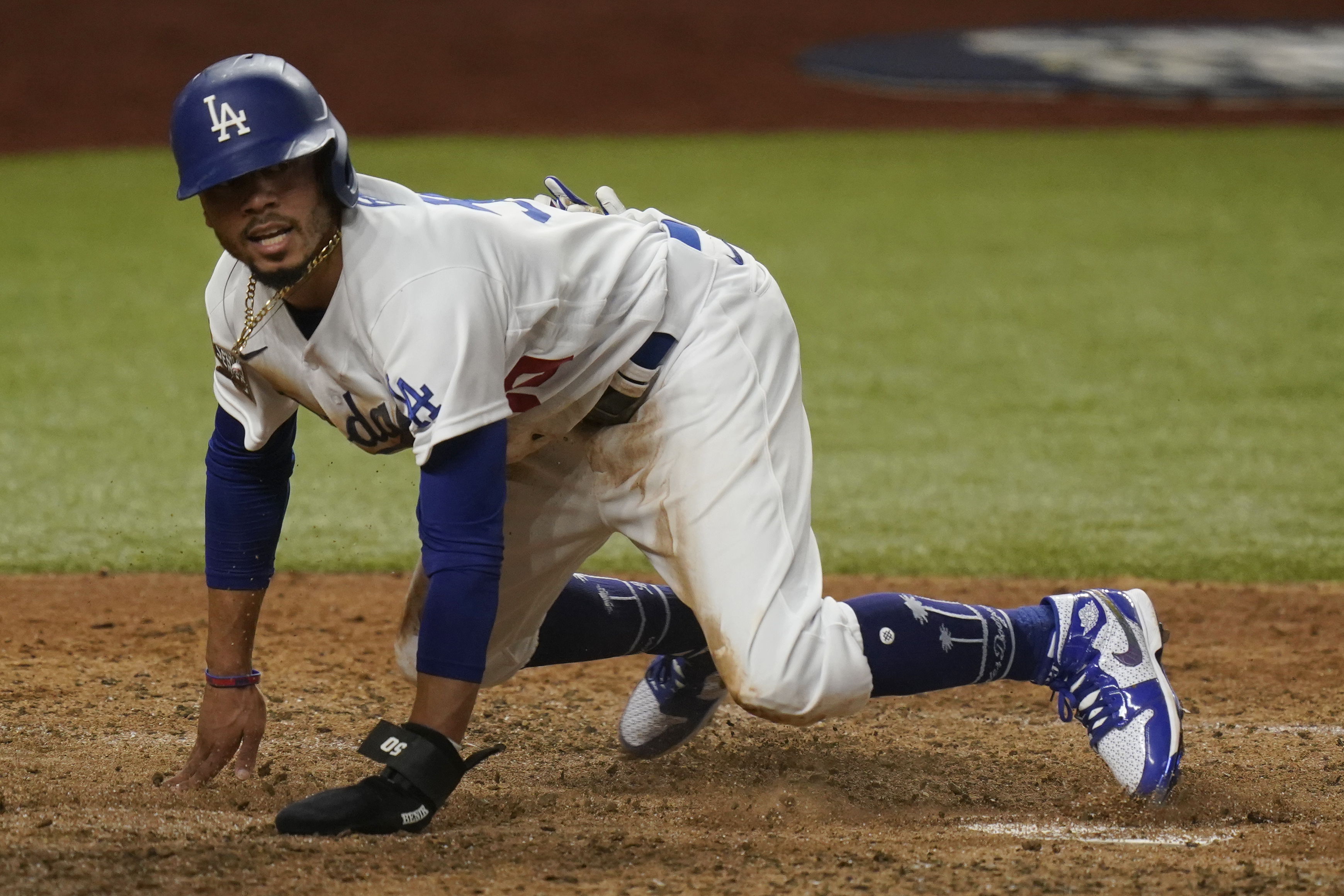 Mookie Betts wins free tacos for everyone with World Series steal