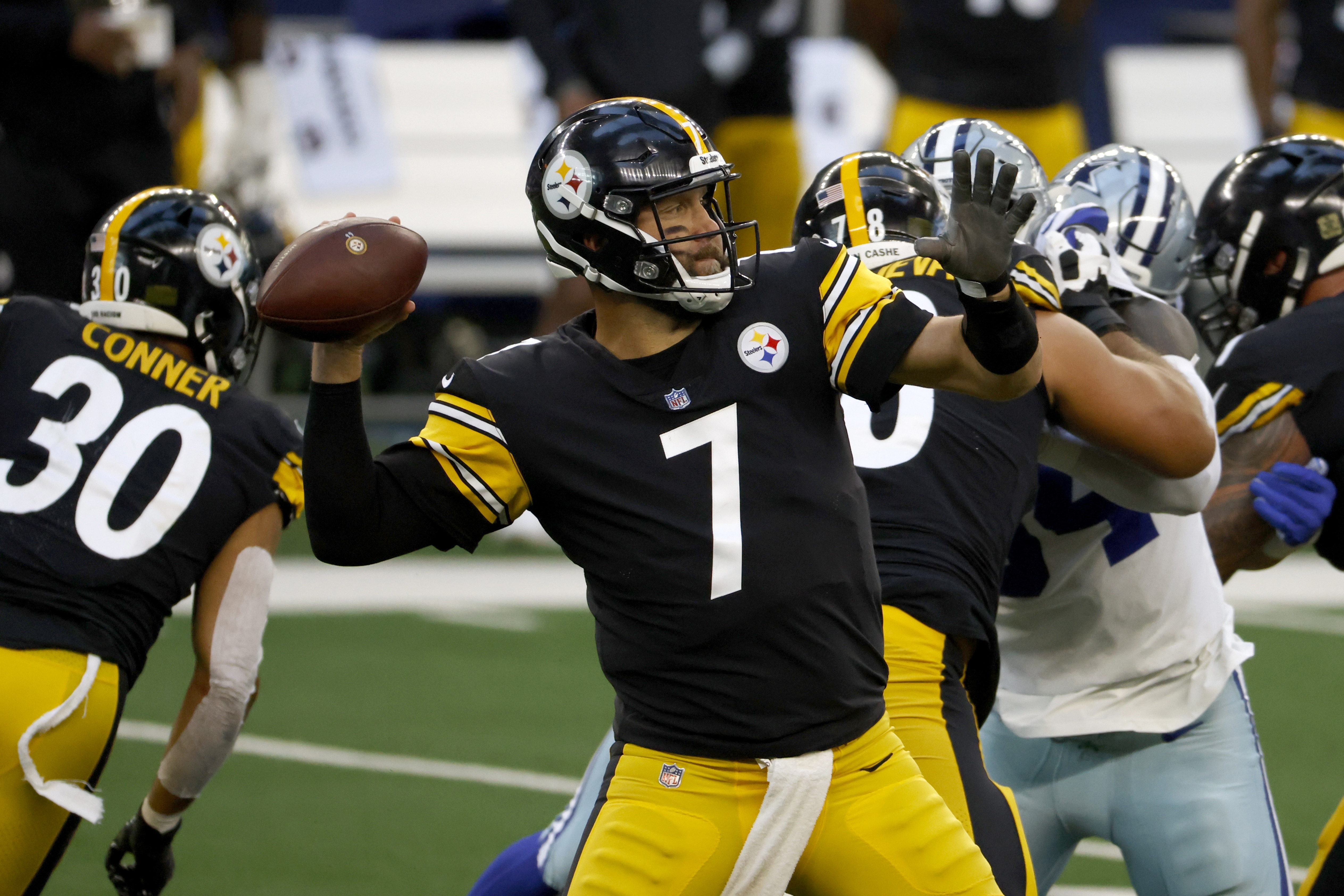 Pittsburgh Steelers Ryan Clark celebrates the Steelers 24-19 win