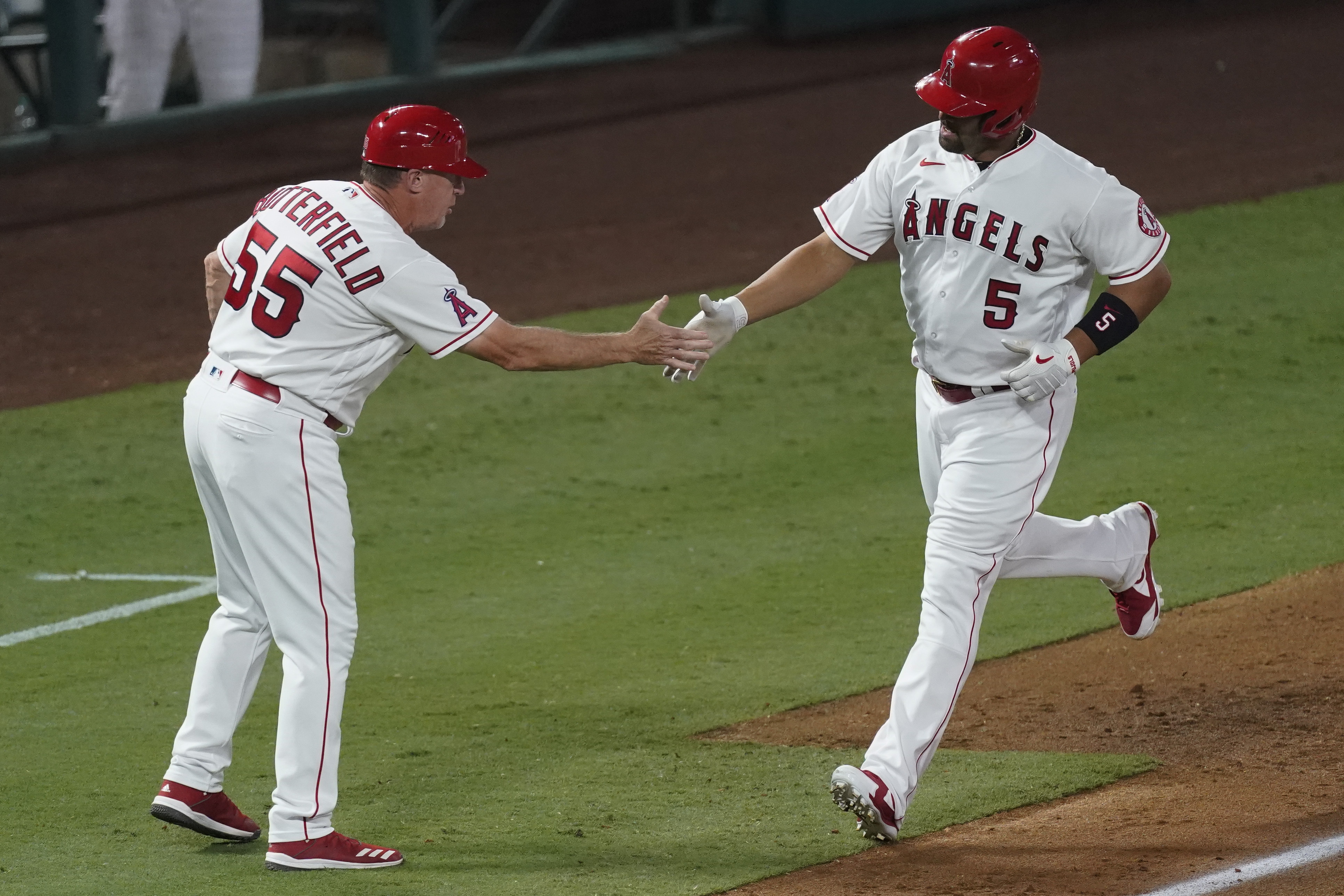 Andrelton Simmons, Shohei Ohtani both injured in Angels' loss