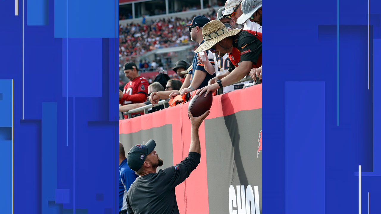 Bucs reward fan who gave back Tom Brady's 600th-TD ball with