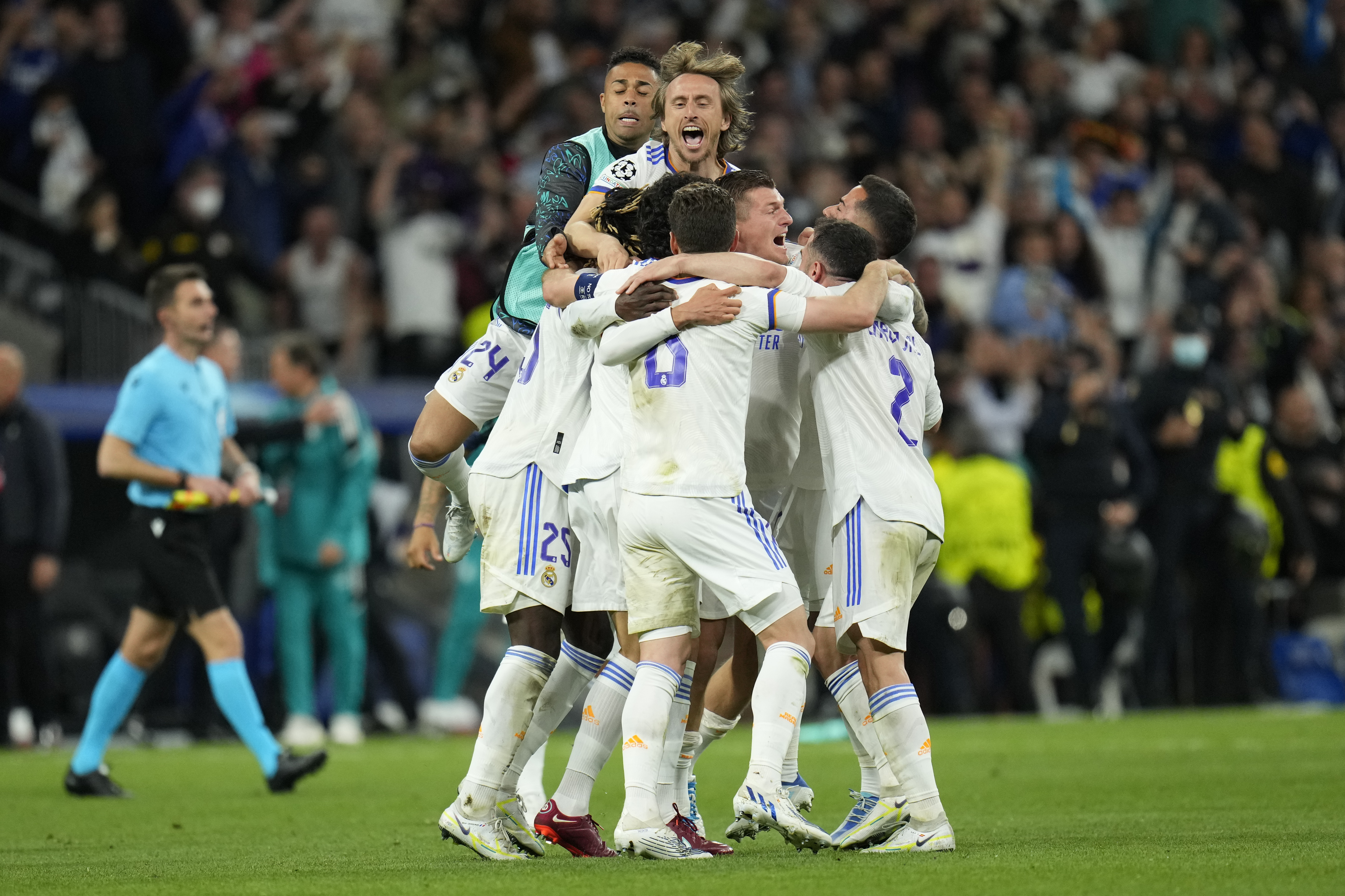 Watch: Benzema appears to offer Real Madrid's decisive Champions League  semi-final penalty to Rodrygo