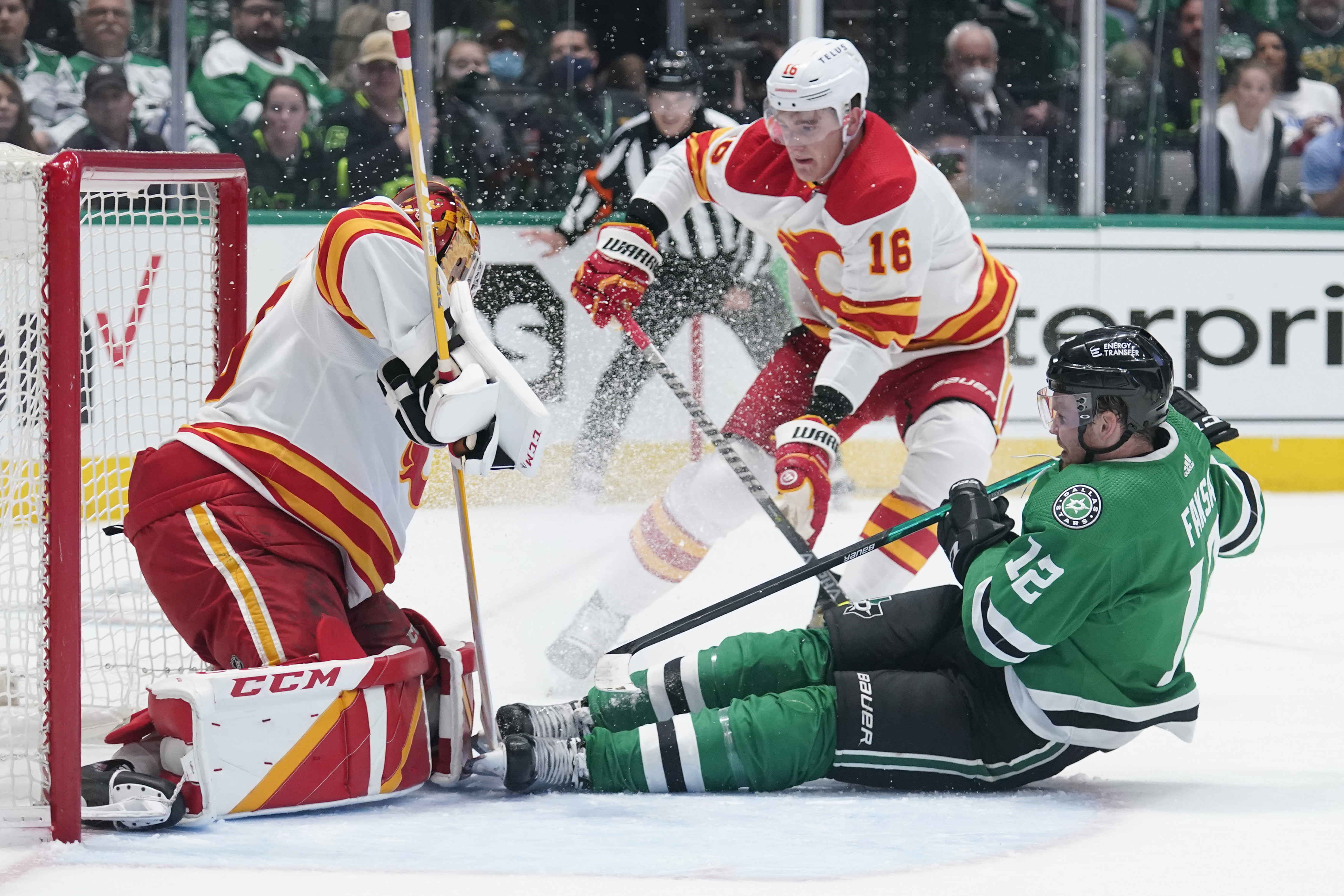 Johnny Gaudreau helps Calgary Flames beat Dallas Stars in shootout 