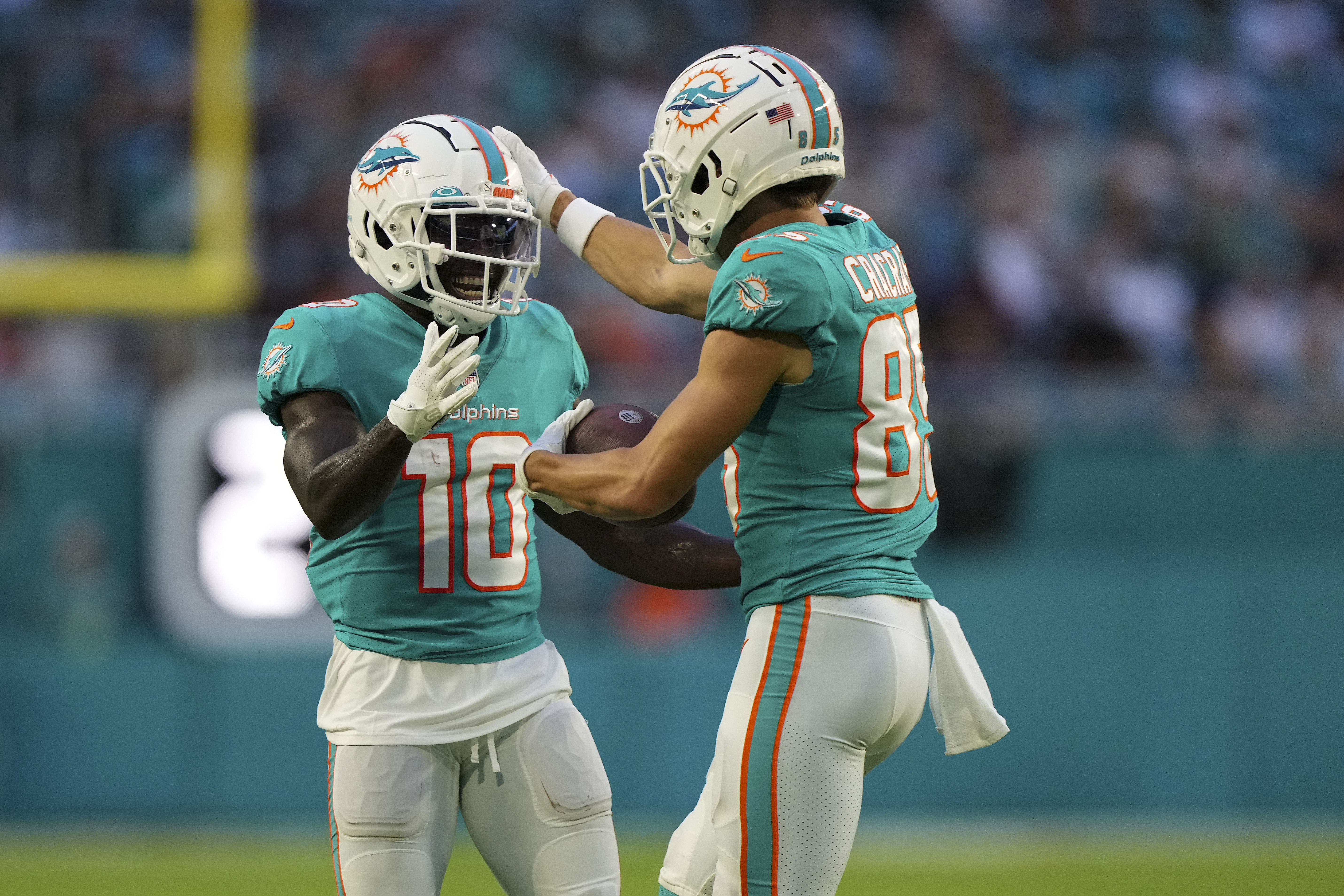 Tagovailoa, Hill connect early as Dolphins roll past Eagles