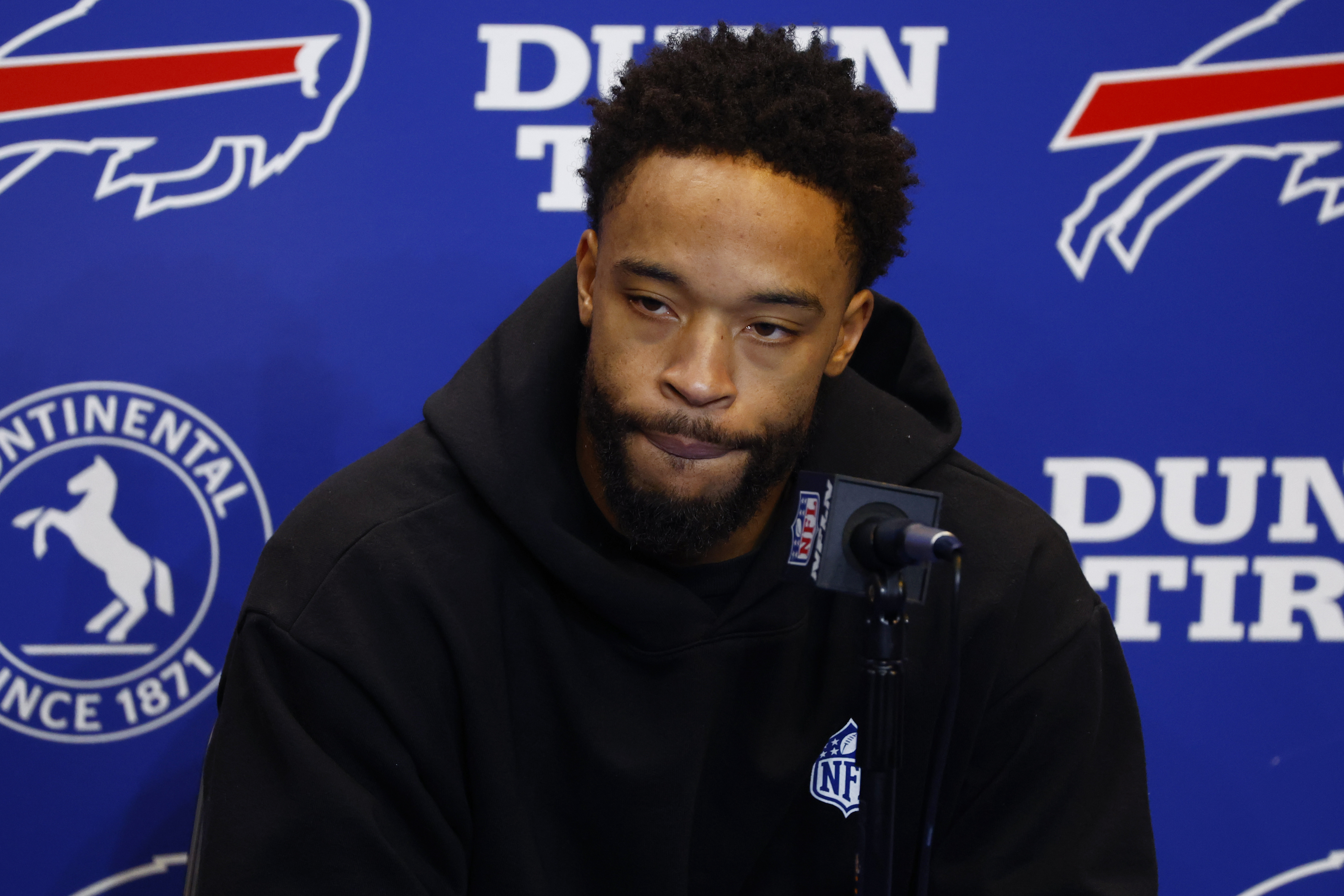 Buffalo Bills Safety Damar Hamlin Is Breathing on His Own, Agent Says -  Bloomberg