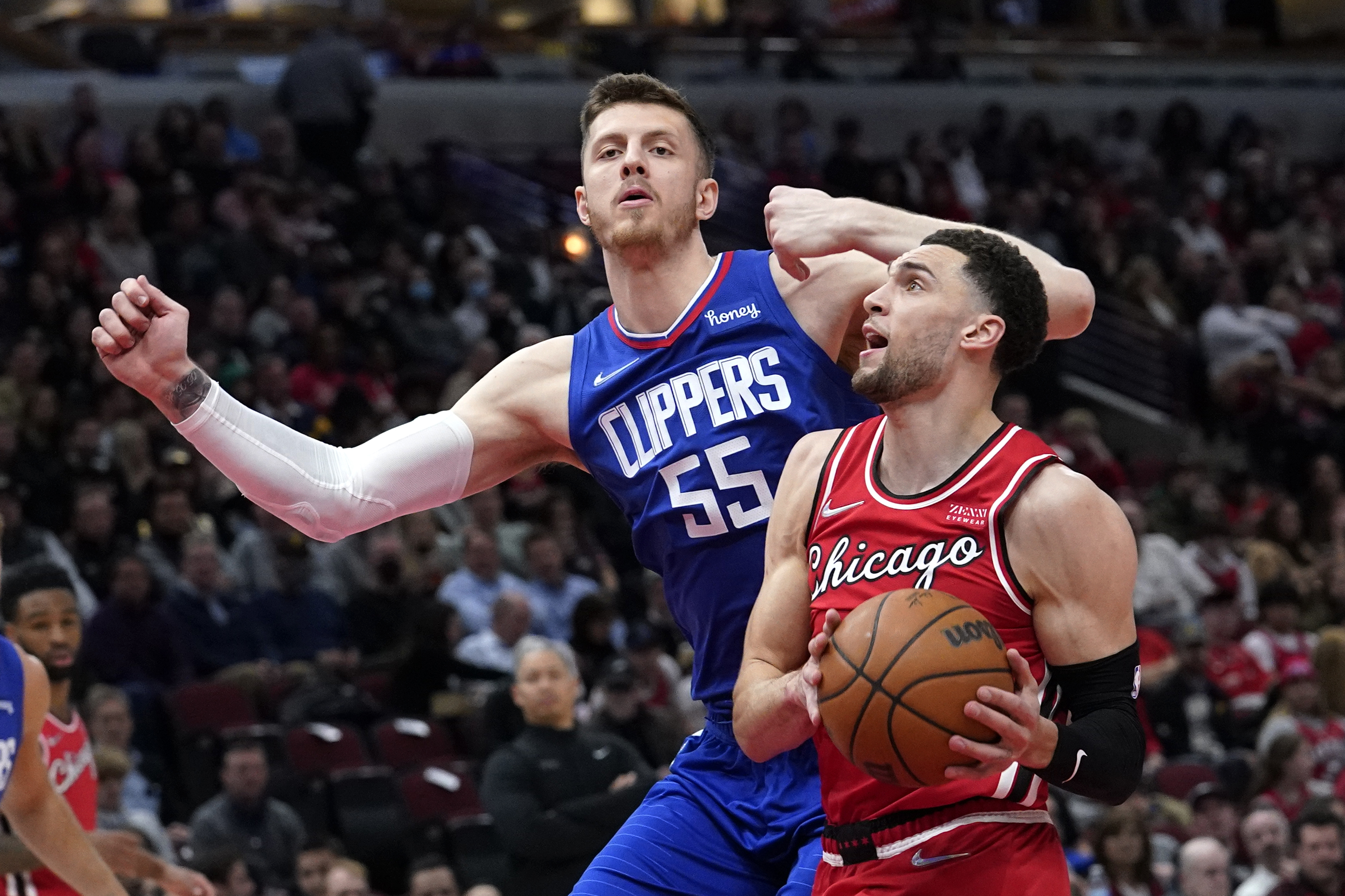Zach LaVine to meet with doctors about left knee soreness