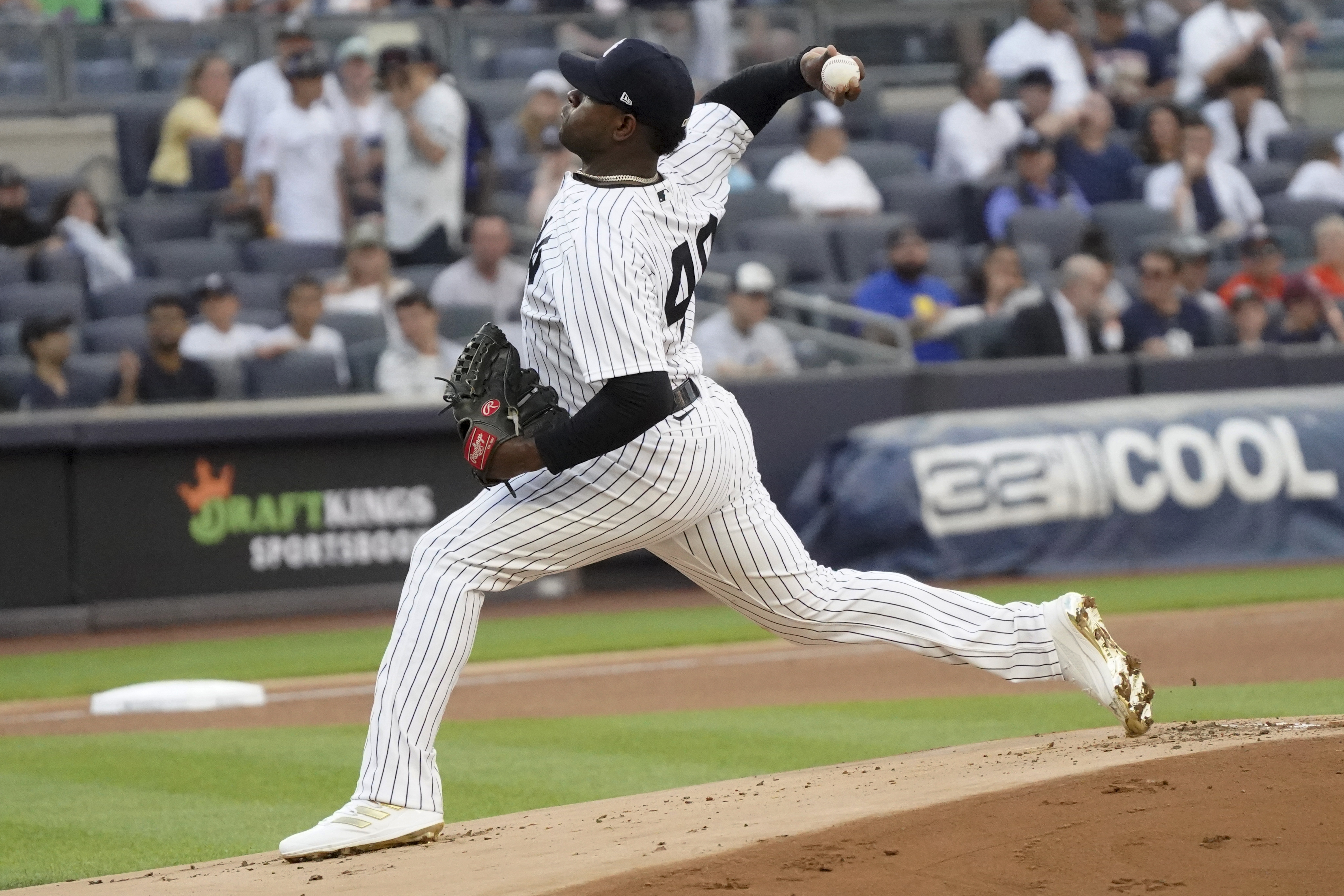 GIF: Justin Verlander throws Kate Upton a baseball between innings