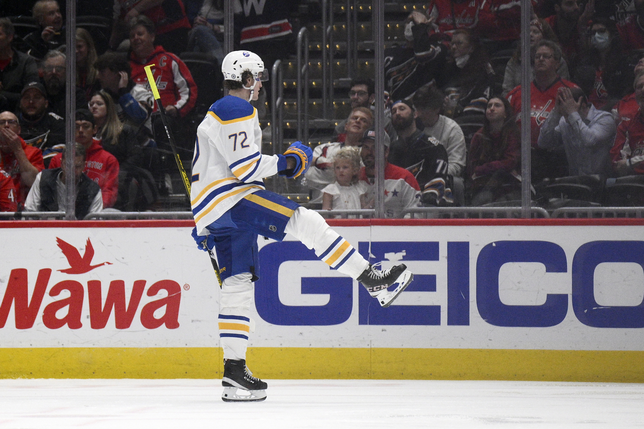 Sabres arrive at arena in 'Love for 3' shirts to honor Damar Hamlin