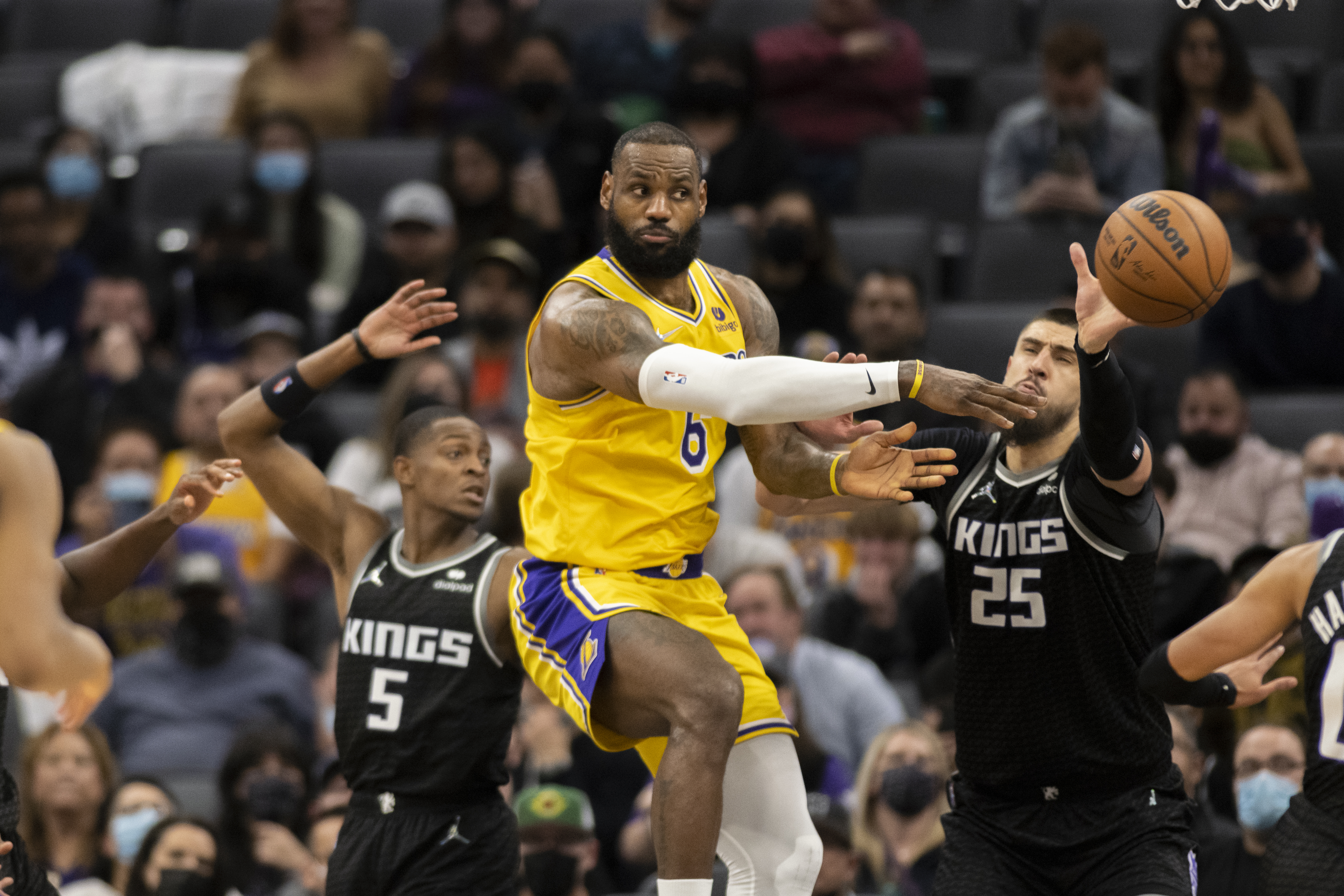 LeBron's Lakers crush Timberwolves, Knicks stu