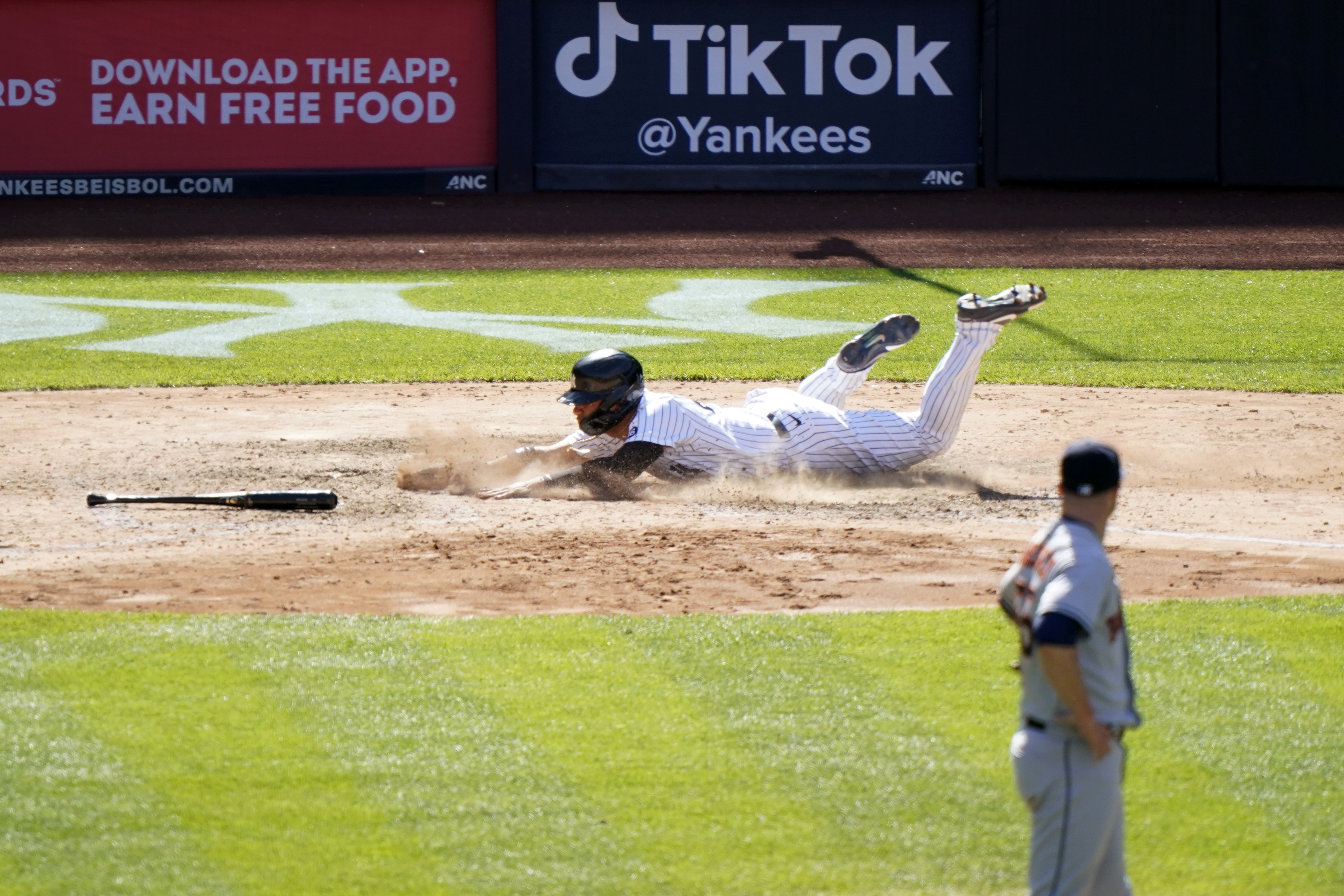 Download Ken Griffey Jr. Makes a Catch on the Outfield Wallpaper