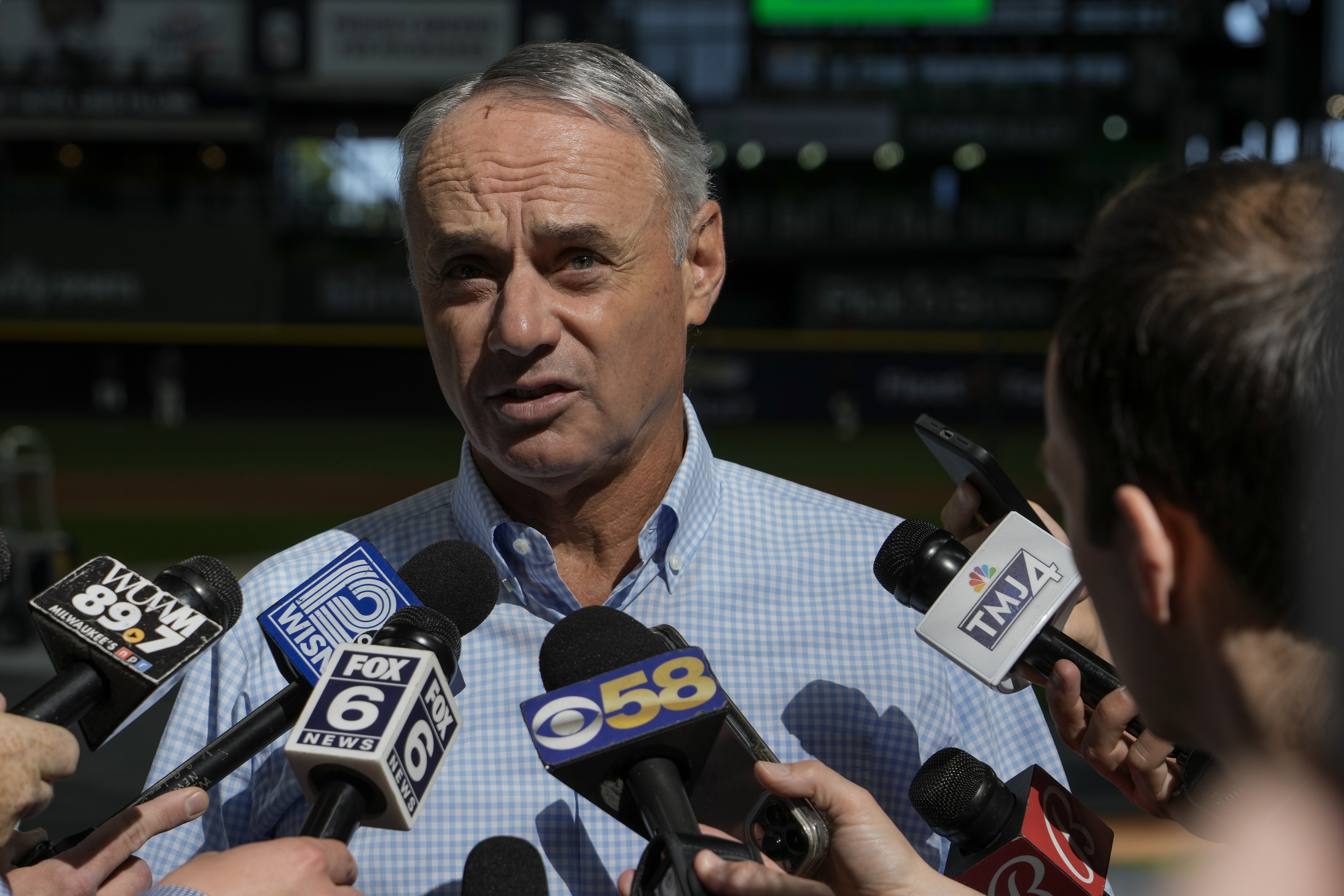 MLB Commissioner Manfred tackles A's stadium quandary